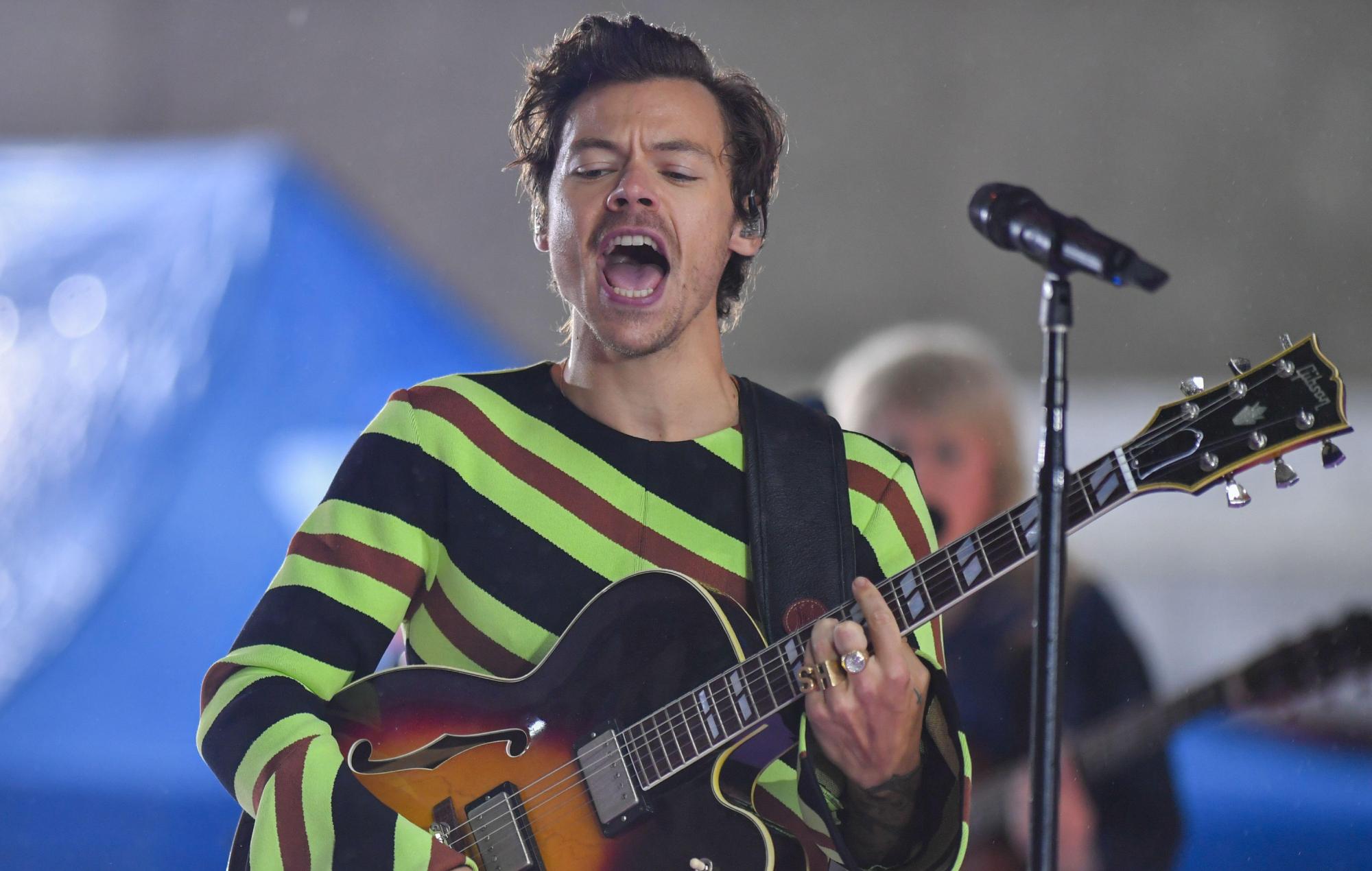 Mira cómo Harry Styles versiona 'Wet Dream' de Wet Leg para el Live Lounge de BBC Radio 1