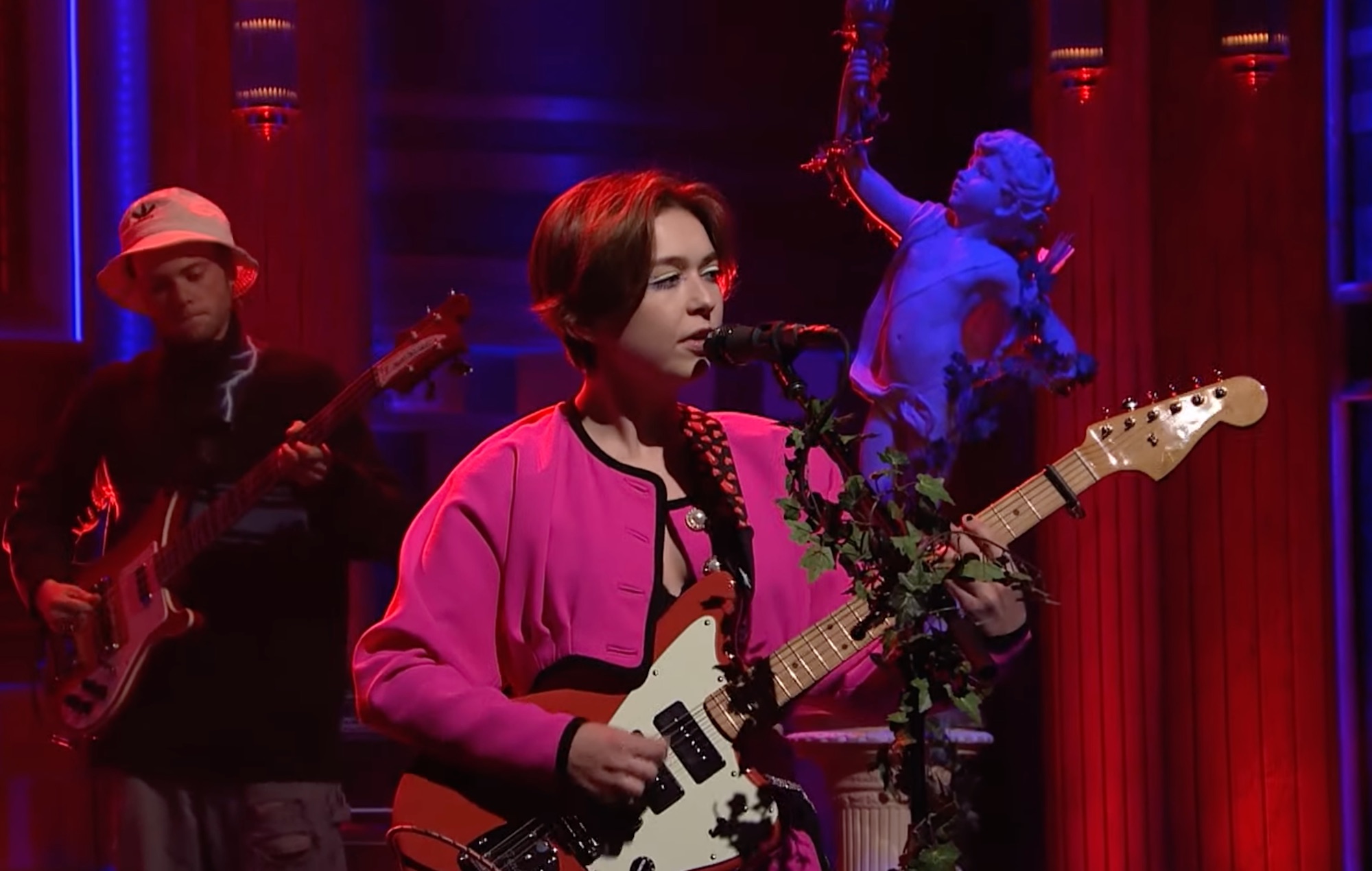Mira cómo Snail Mail interpreta el tema "Valentine" en "Fallon
