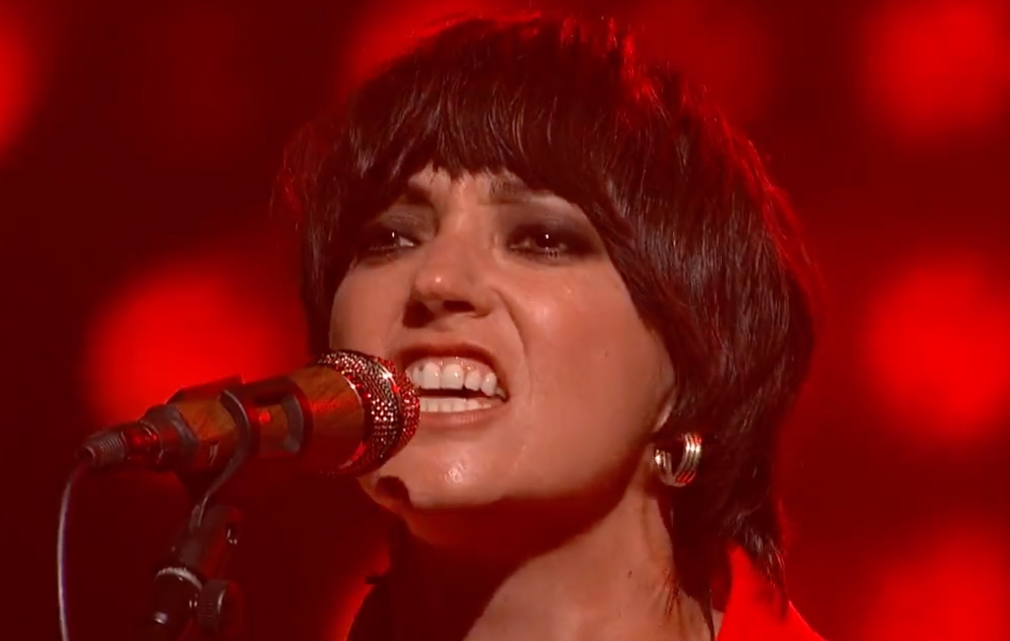 Mira la atronadora interpretación de Sharon Van Etten de 'Mistakes' en 'Colbert'