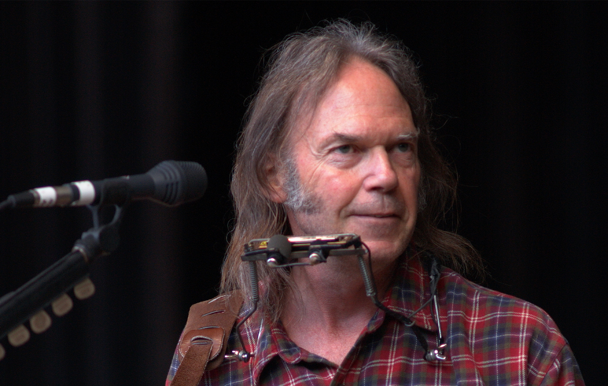Neil Young fija el lanzamiento en julio del álbum de Crazy Horse 'Toast', que ha sido archivado