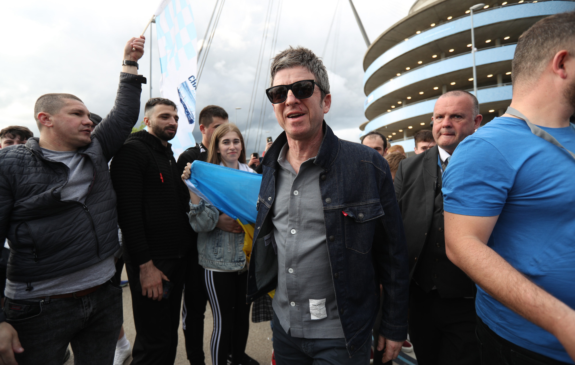 Noel Gallagher recibe un cabezazo accidental del padre de un jugador del Manchester City durante la celebración del título