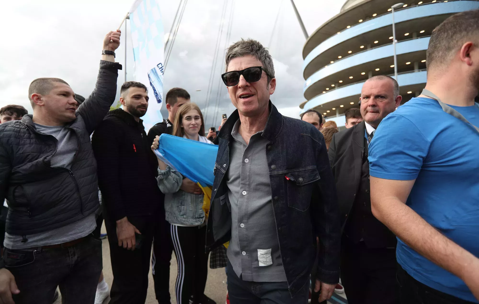 Noel Gallagher recibe un cabezazo accidental del padre de un jugador del Manchester City durante la celebración del título