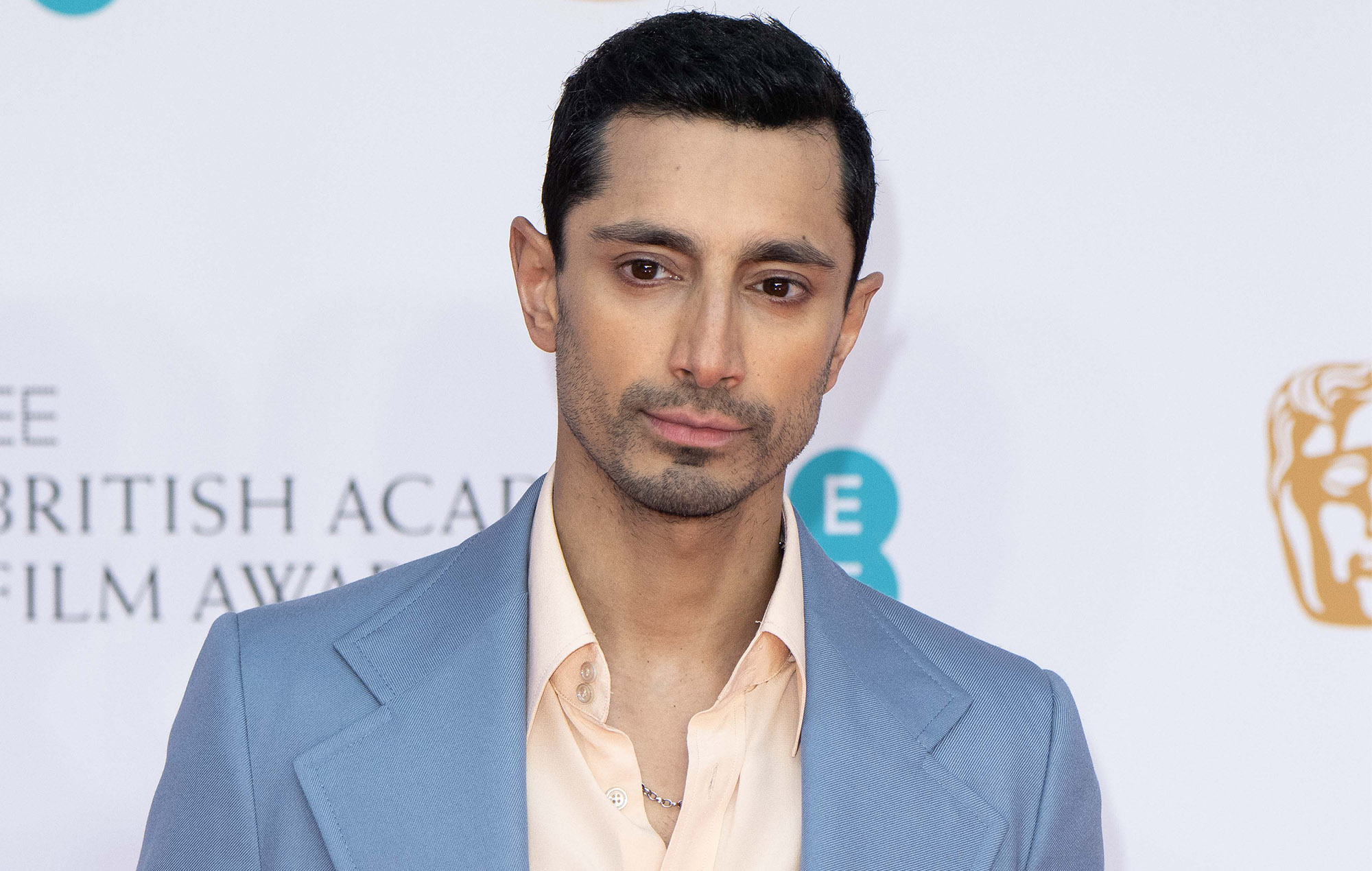 Riz Ahmed dirigirá "Hamlet" en Londres con Morfydd Clark