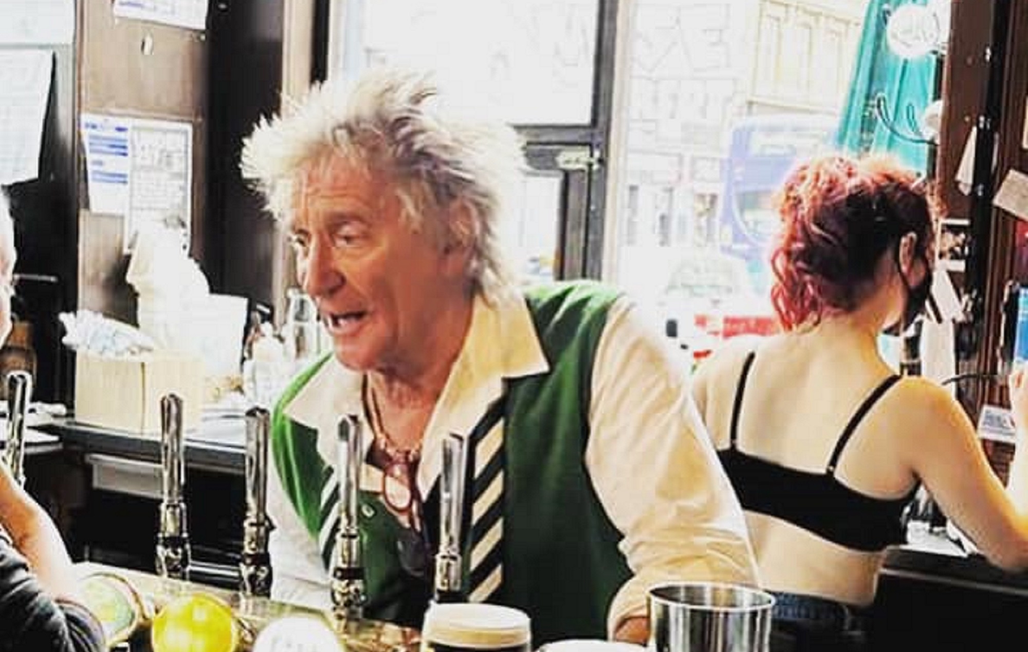 Rod Stewart sorprende a los asistentes al pub tirando pintas detrás de la barra