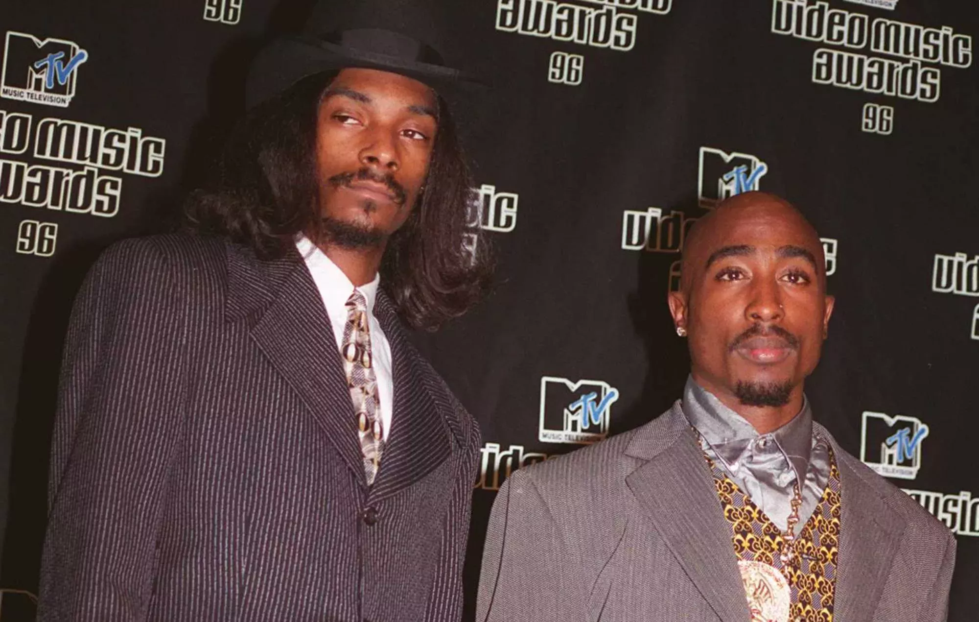 Snoop Dogg dice que se desmayó cuando vio a Tupac en sus últimos momentos