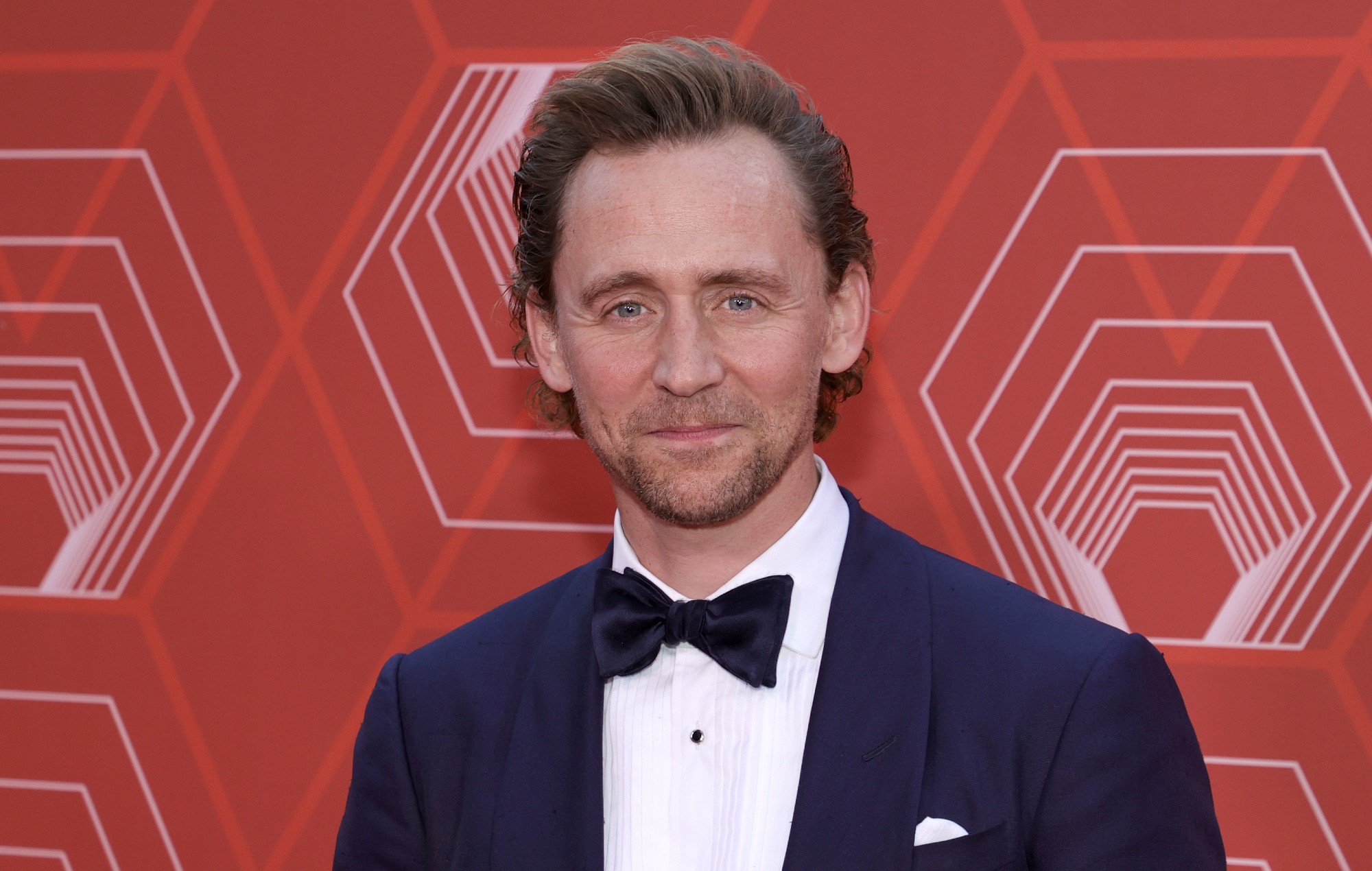 Tom Hiddleston espera que la salida de Loki como bisexual haya sido "significativa"