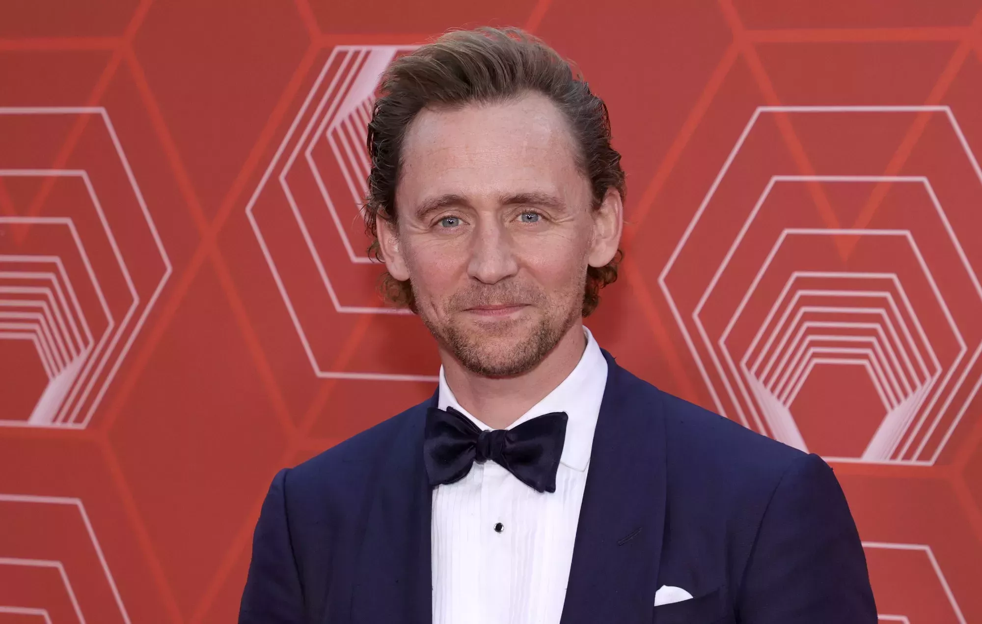 Tom Hiddleston espera que la salida de Loki como bisexual haya sido 