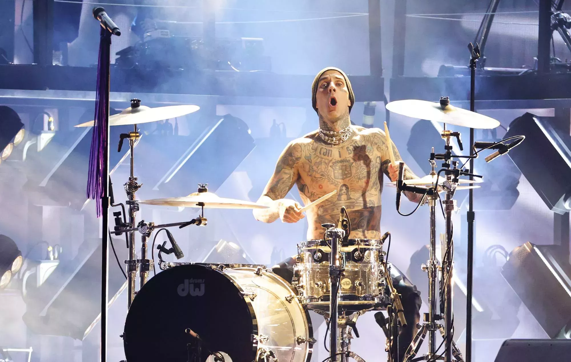 Travis Barker elogia a Olivia Rodrigo, Billie Eilish y Jxdn por romper las reglas del pop-punk