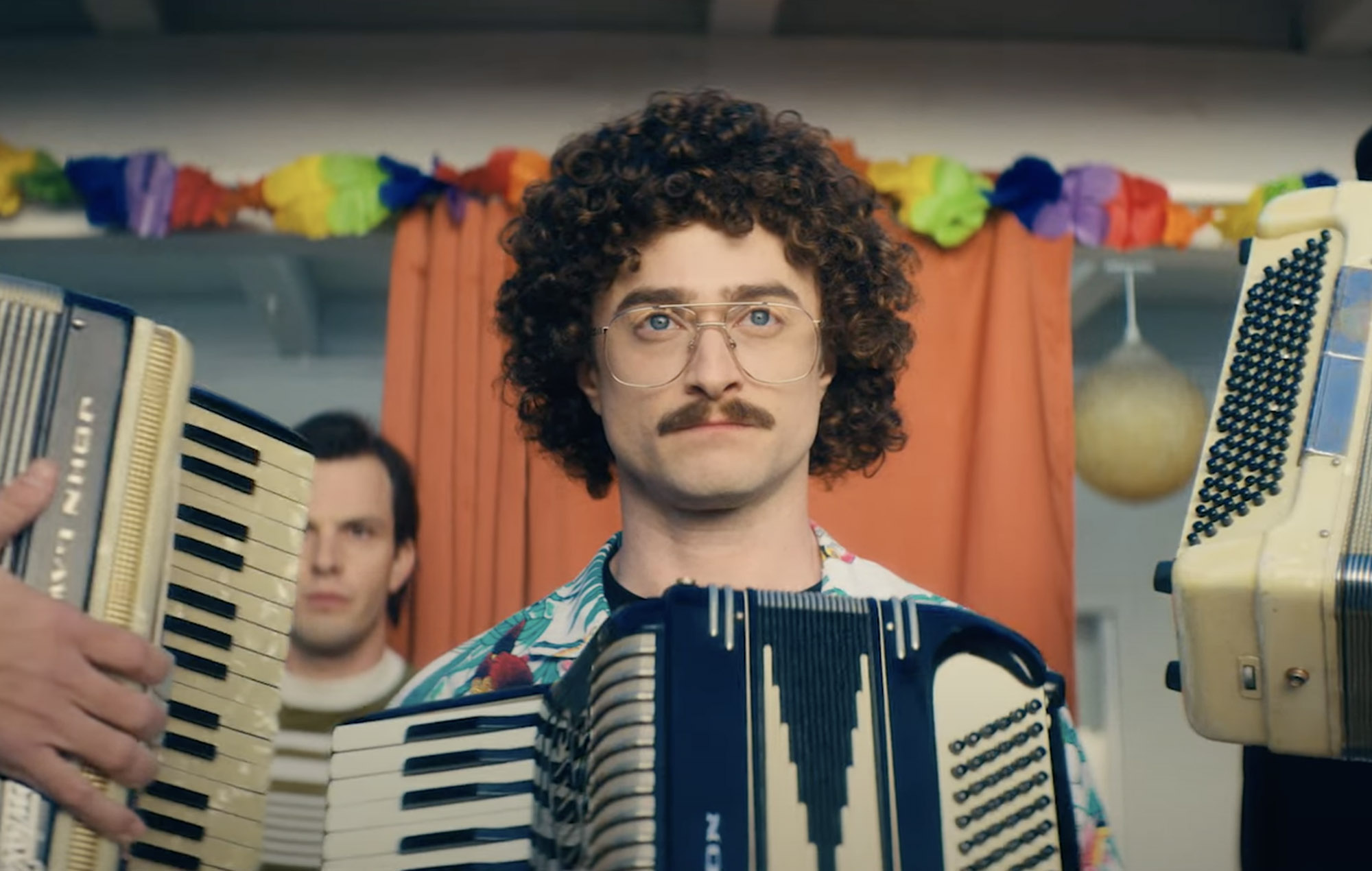 Vea a Daniel Radcliffe como Weird Al Yankovic en el nuevo tráiler de la película biográfica