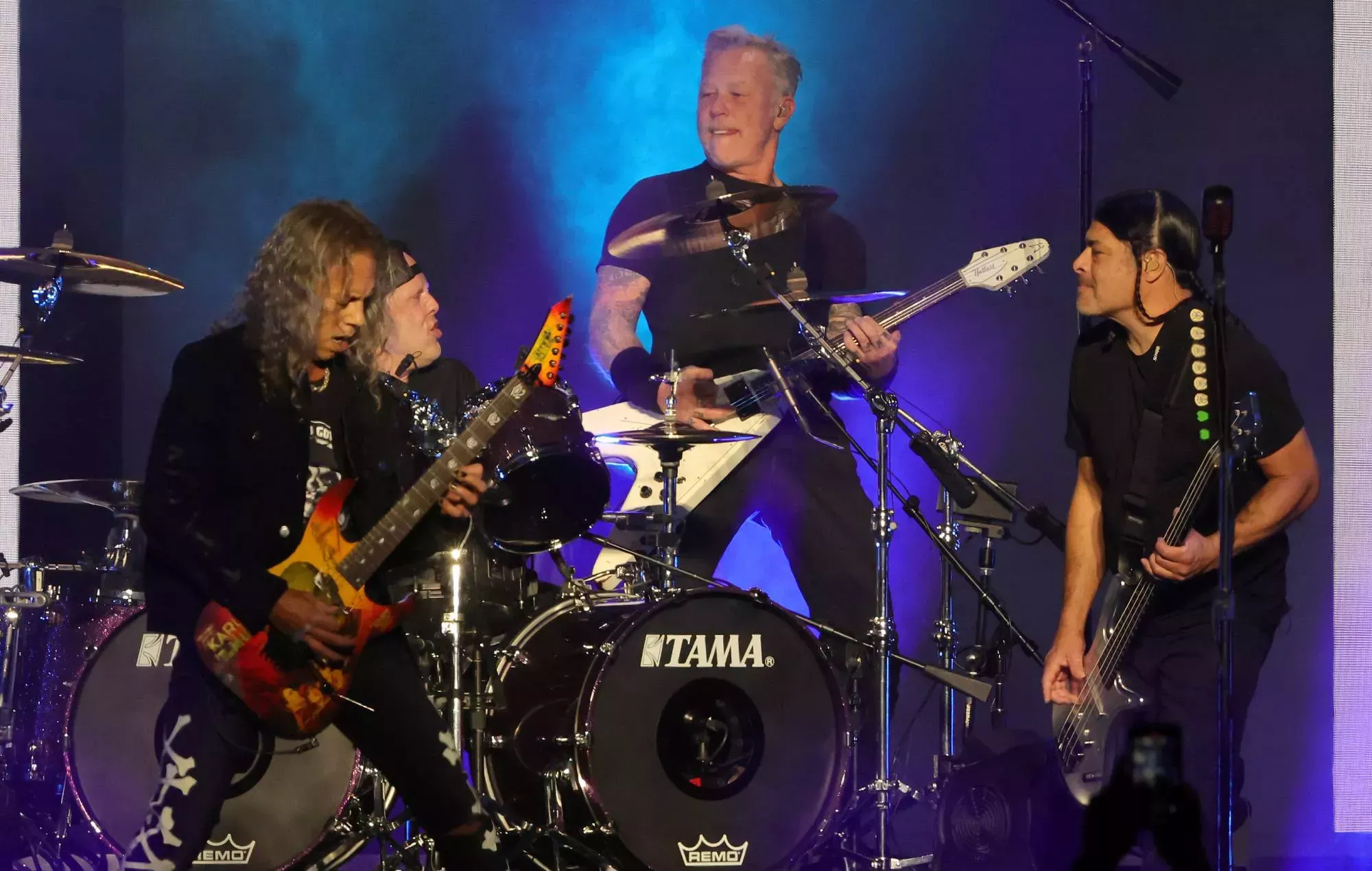 Vea cómo James Hetfield agradece a sus compañeros de Metallica en un emotivo discurso sobre el escenario