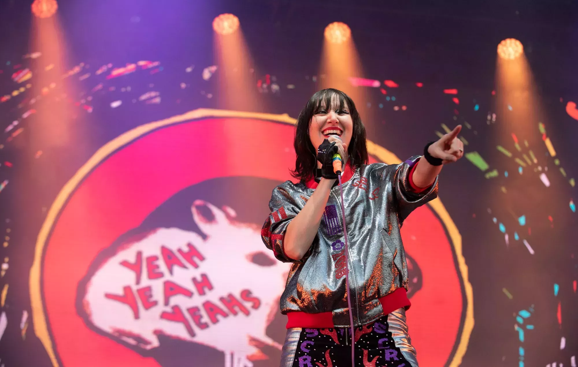 Yeah Yeah Yeahs se burlan de los espectáculos en EE.UU. con skywriting y pelotas de tenis