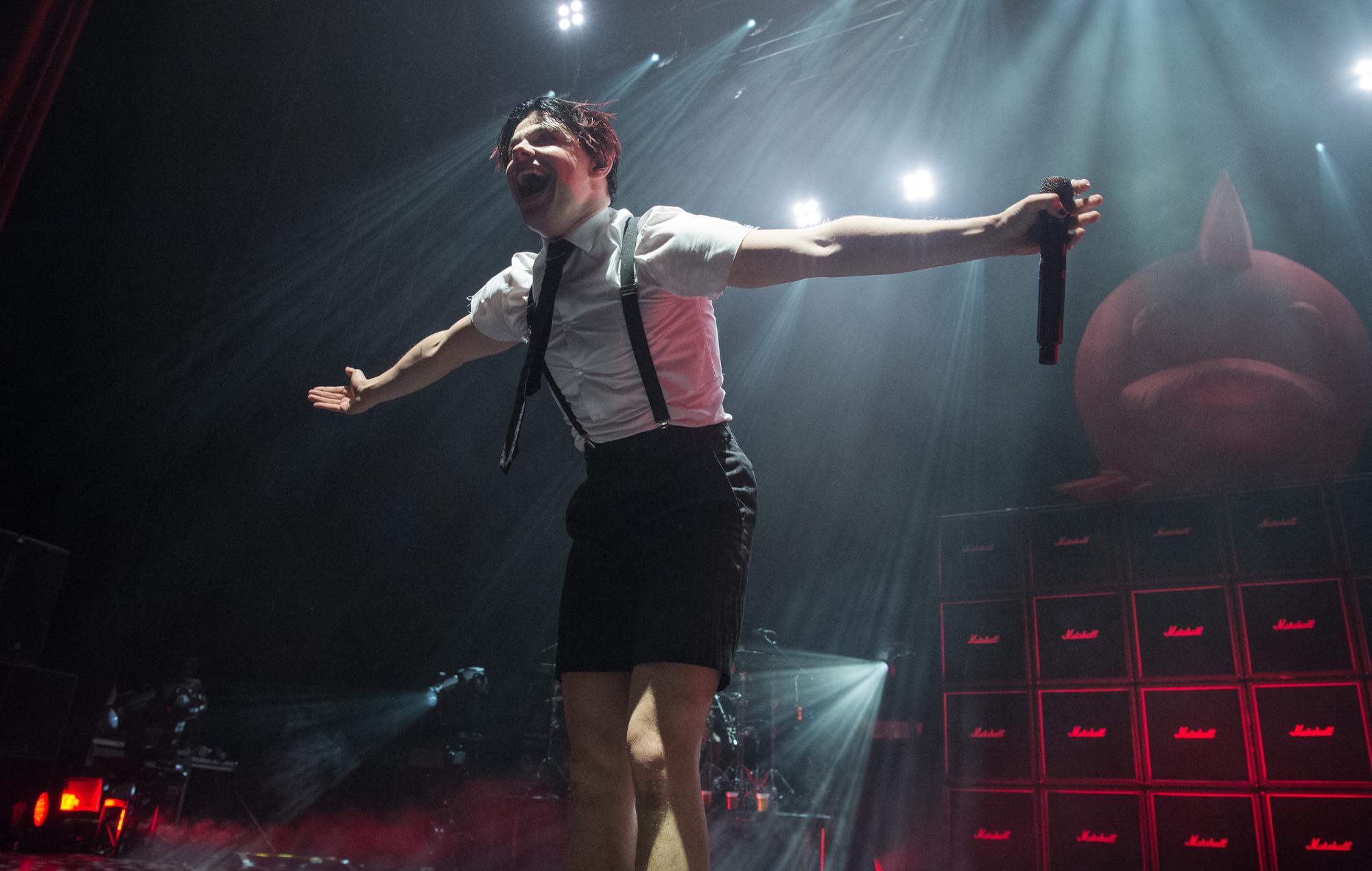 Yungblud cumple su promesa de pintar la bandera del orgullo en una calle polaca