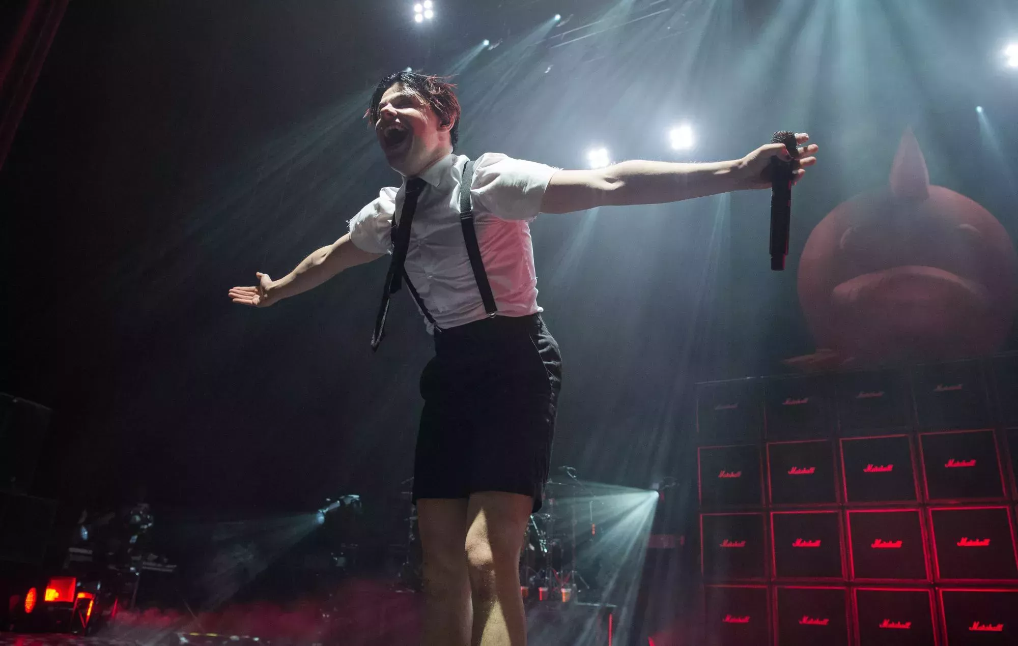 Yungblud cumple su promesa de pintar la bandera del orgullo en una calle polaca
