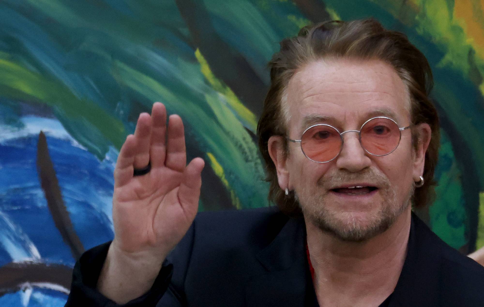 Bono, de U2, revela cómo descubrió que tiene un medio hermano