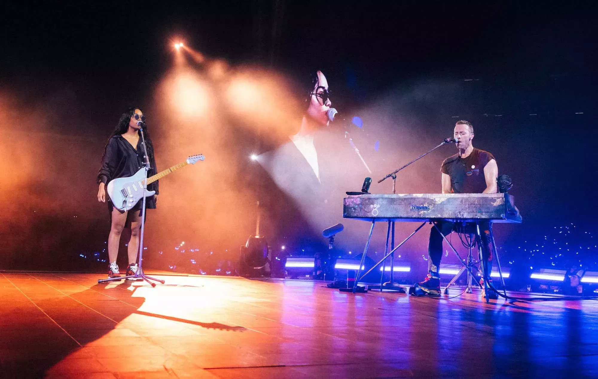 Coldplay se une al escenario con H.E.R. en el cierre de la gira estadounidense 