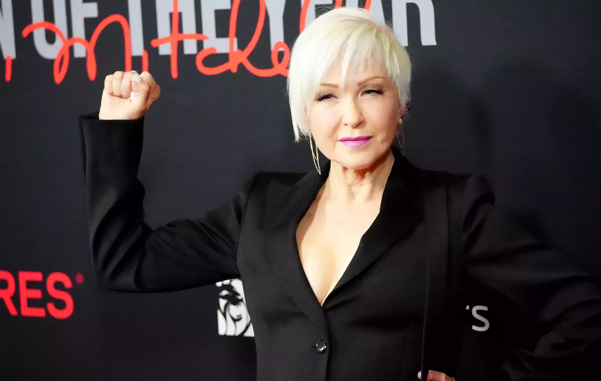 Cyndi Lauper comparte una versión regrabada de la canción sobre el derecho al aborto 'Sally's Pigeons' tras la revocación de Roe v. Wade