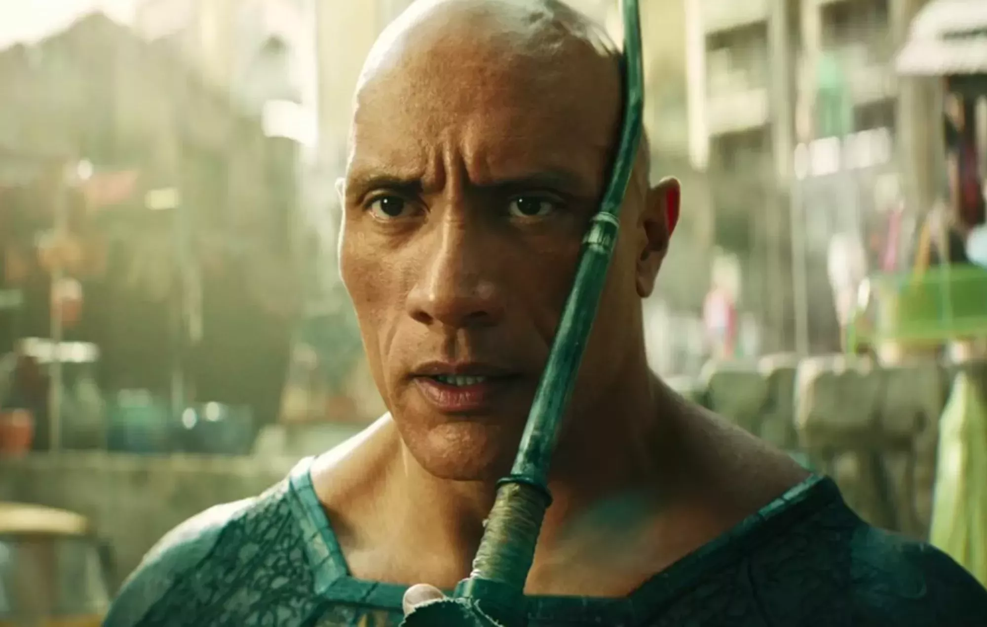 Dwayne Johnson atrapa un cohete en el primer tráiler de 'Black Adam'