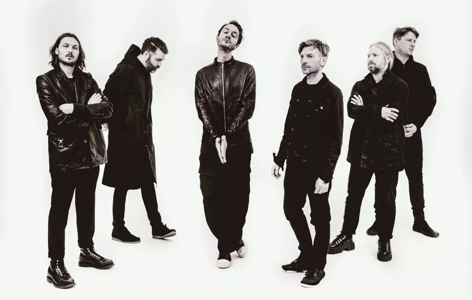 Editors anuncia su nuevo álbum 'EBM' y comparte su nueva canción 'Karma Climb'