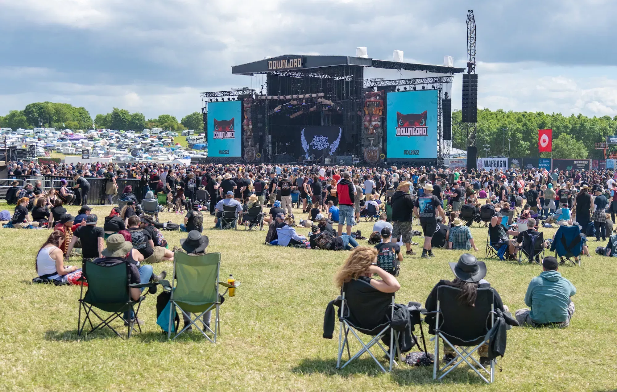 El aeropuerto se ve afectado por los aficionados que graban el Download Festival con drones