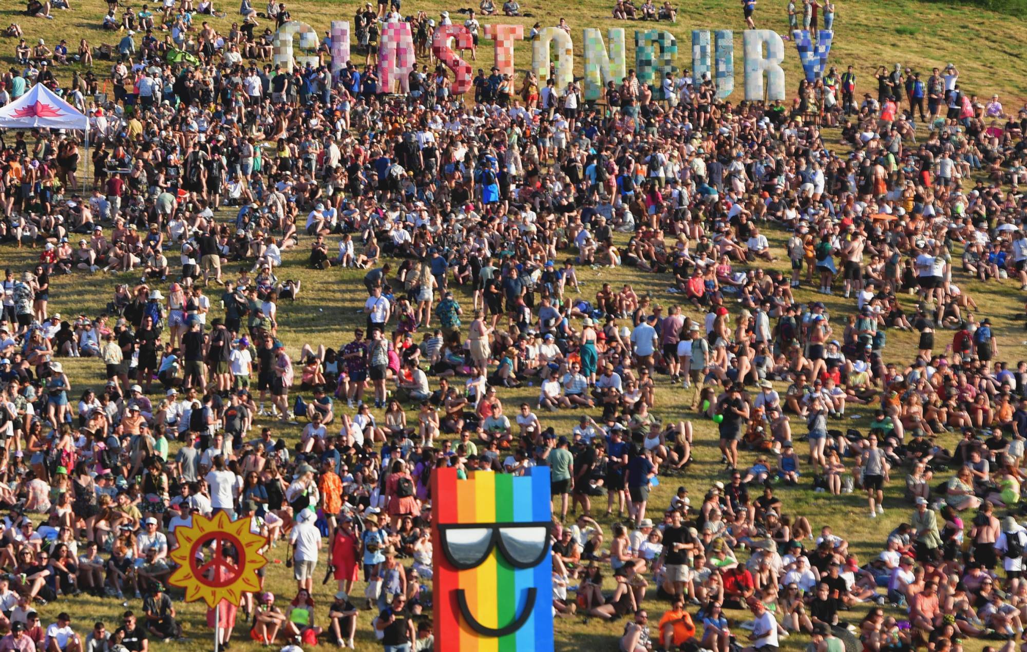 El primer día de Glastonbury 2022, bañado por el sol, termina con un espectáculo de fuegos artificiales
