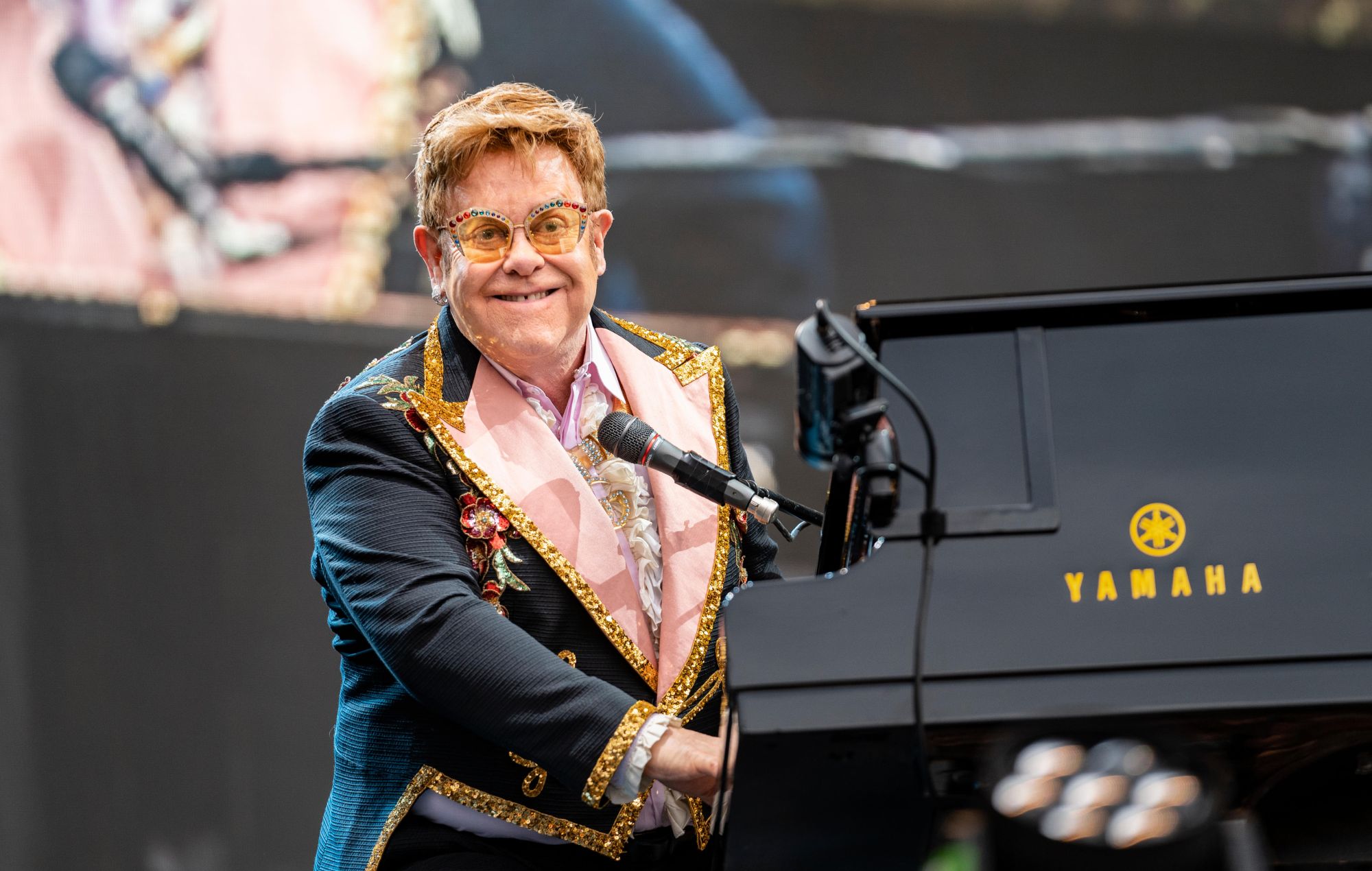 Elton John dice que está "muy bien de salud" tras ser visto en una silla de ruedas