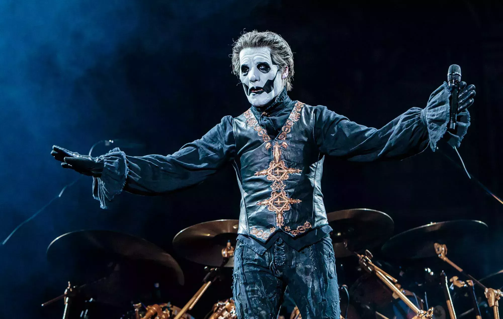 Ghost acorta su actuación en el Hellfest después de que Tobias Forge pierda la voz