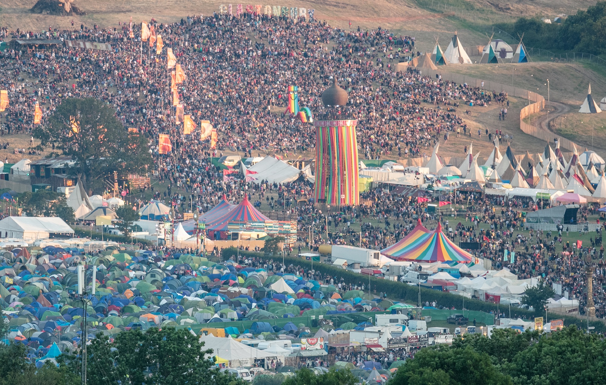 Glastonbury anuncia una enorme escultura conmemorativa en llamas