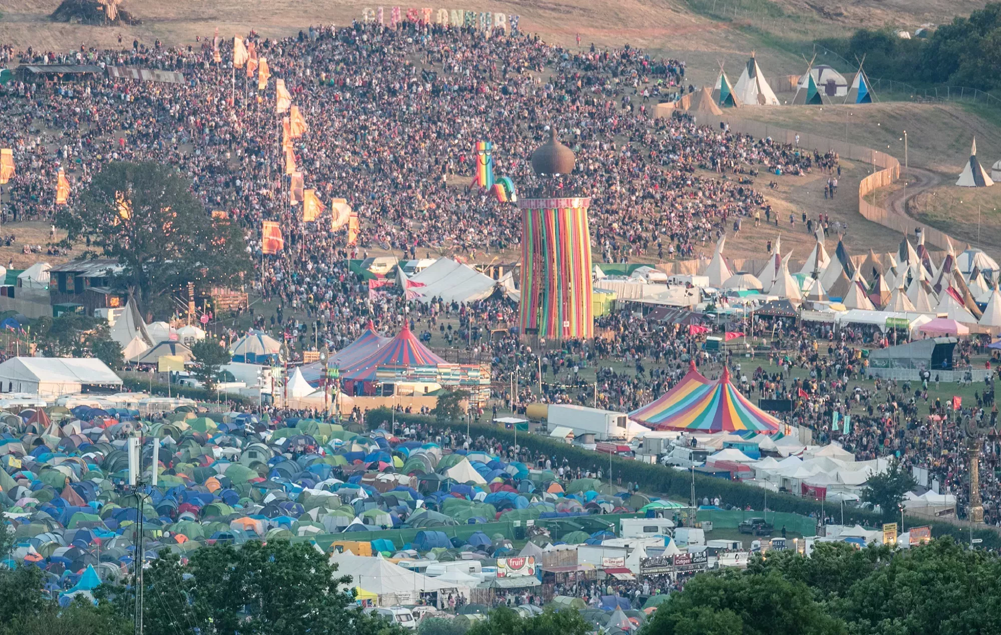 Glastonbury anuncia una enorme escultura conmemorativa en llamas