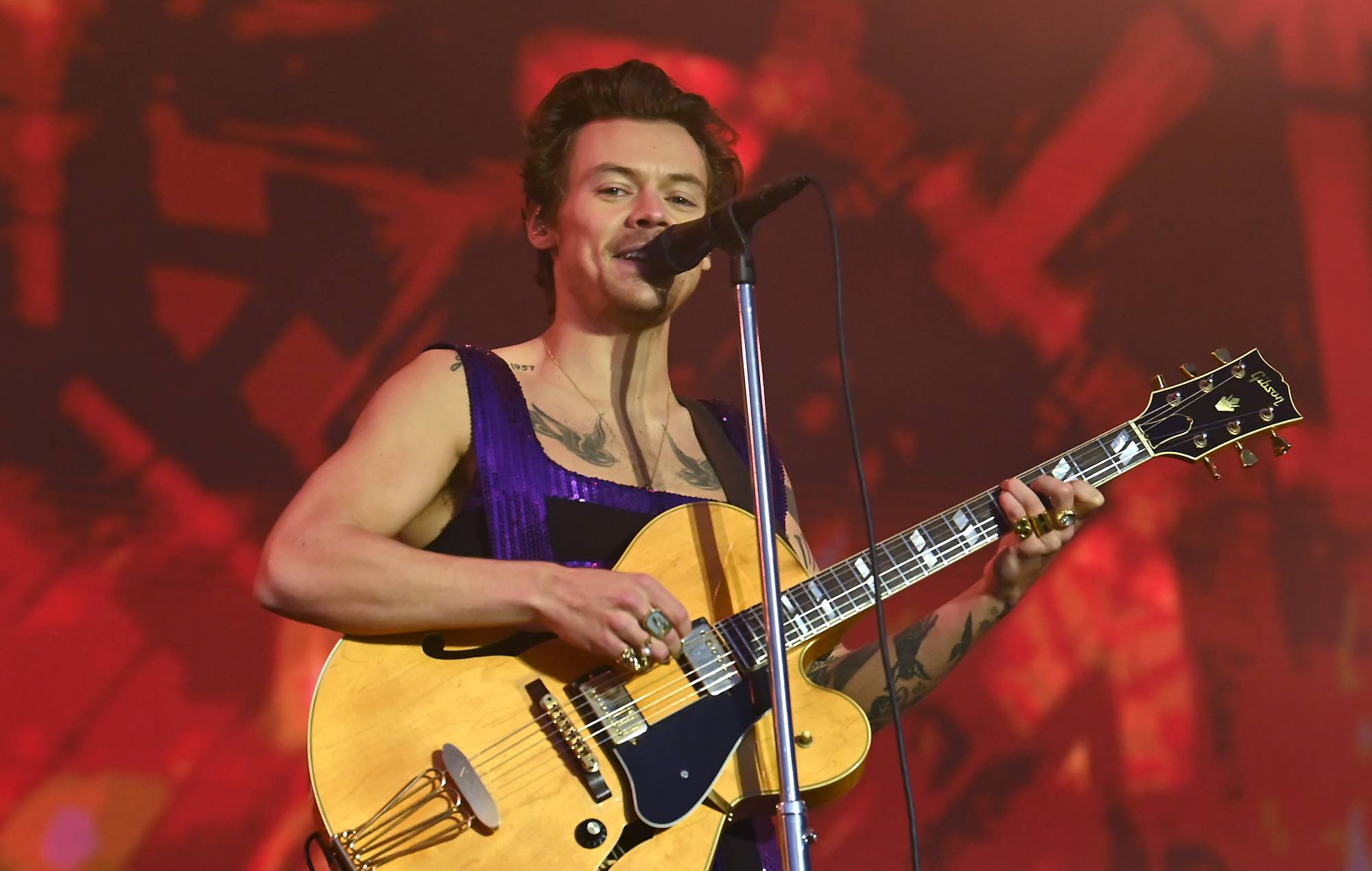 Harry Styles rinde homenaje a su primera maestra en un concierto