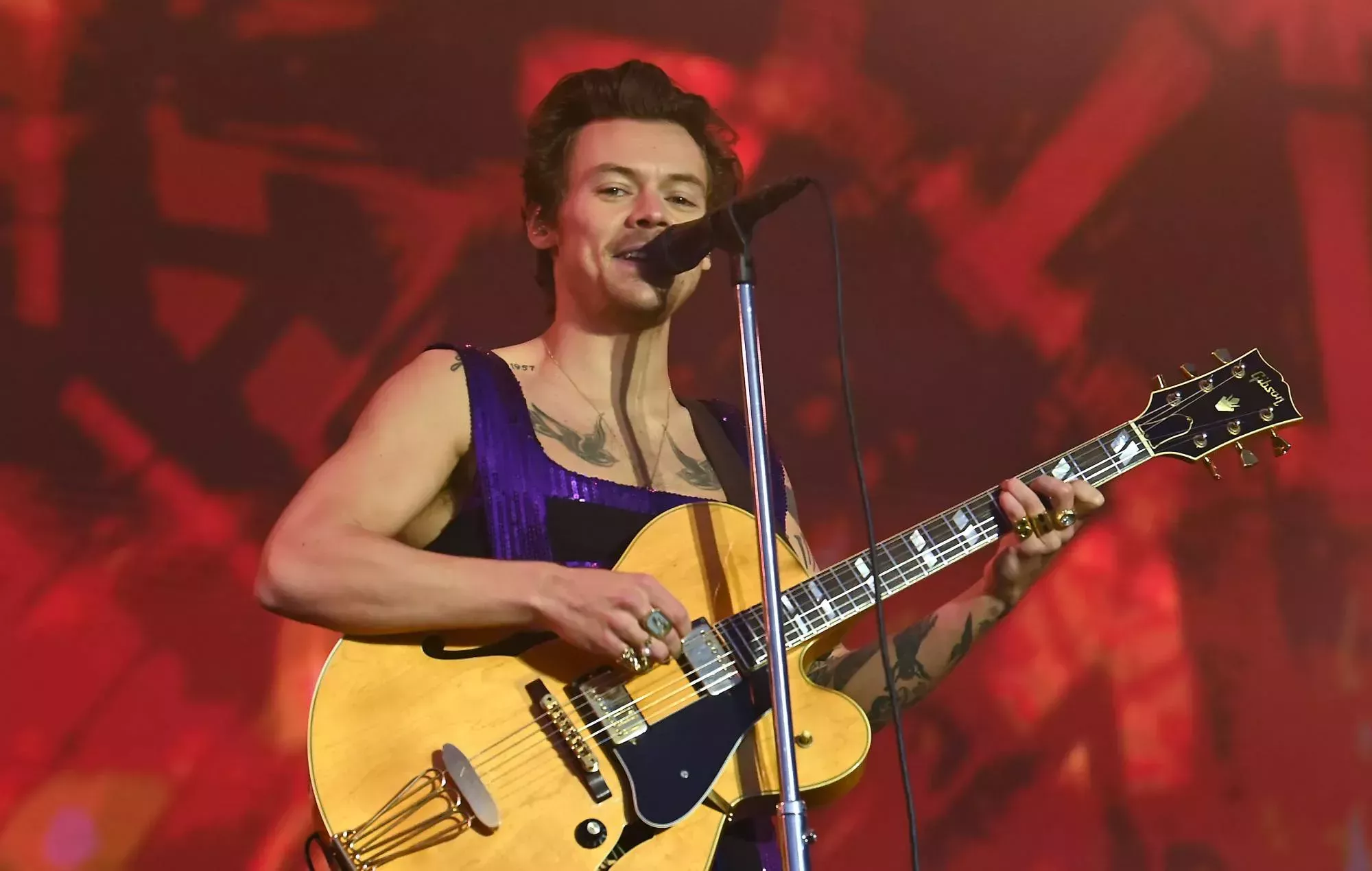 Harry Styles rinde homenaje a su primera maestra en un concierto