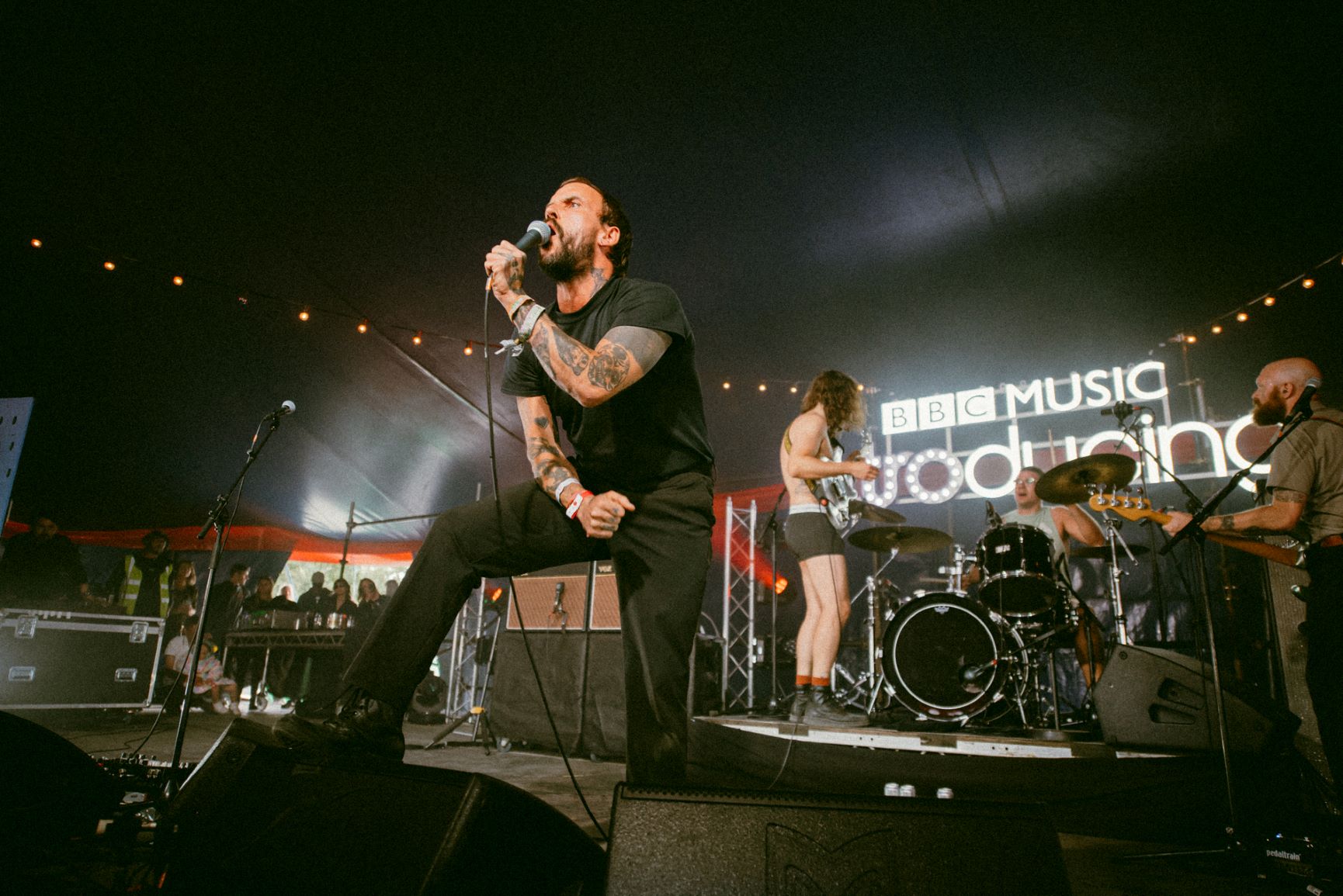IDLES toca un set secreto de 'Brutalism' en Glastonbury 2022