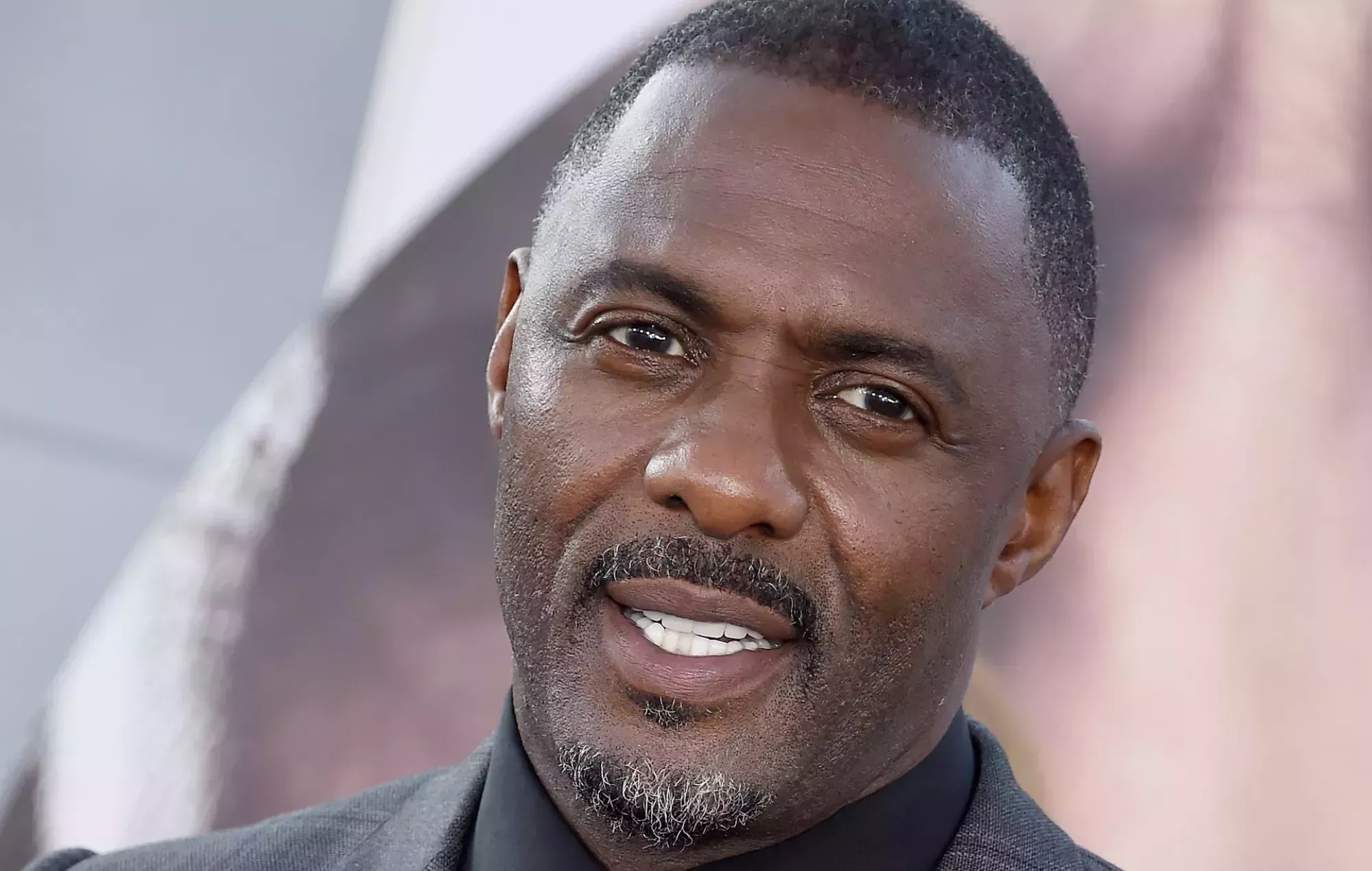 Idris Elba en conversaciones para hacer una oferta de 1.000 millones de libras por Channel 4