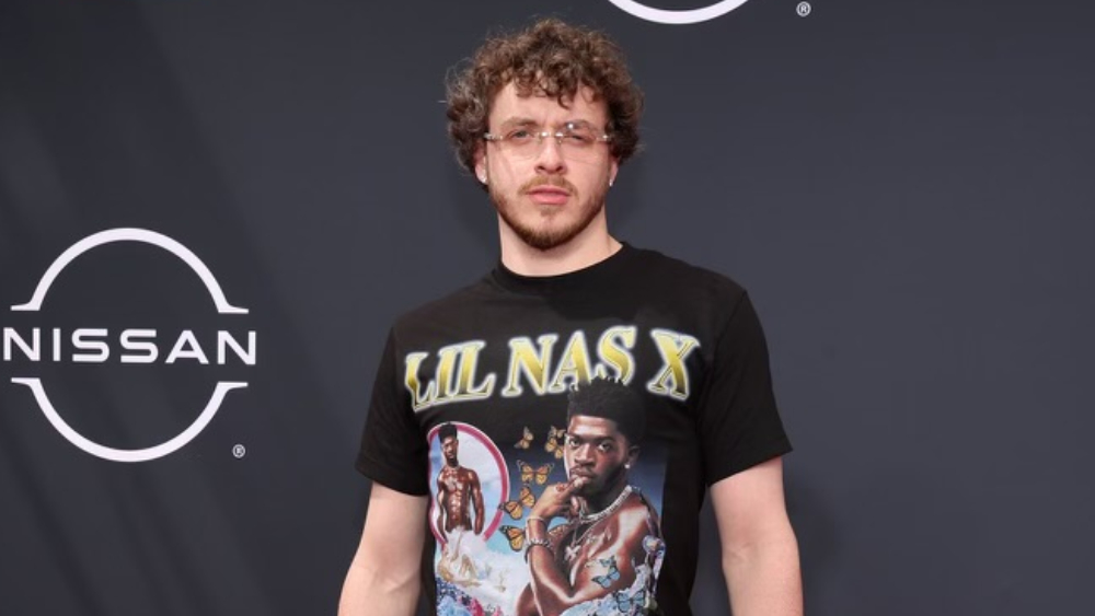 Jack Harlow lleva una camiseta de Lil Nas X a los premios BET en forma de protesta