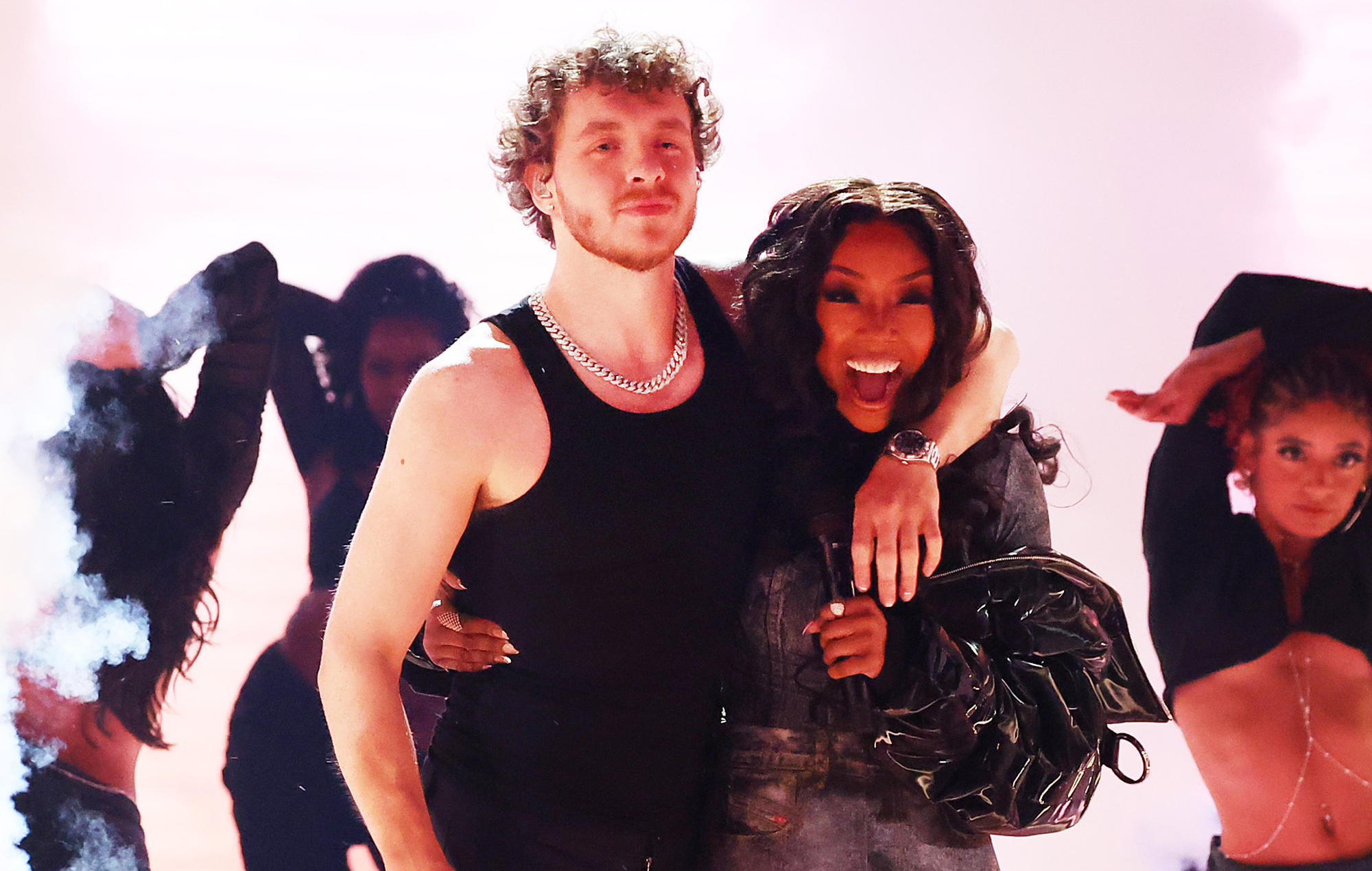 Jack Harlow saca a Brandy en los BET Awards para rapear sobre 'First Class'