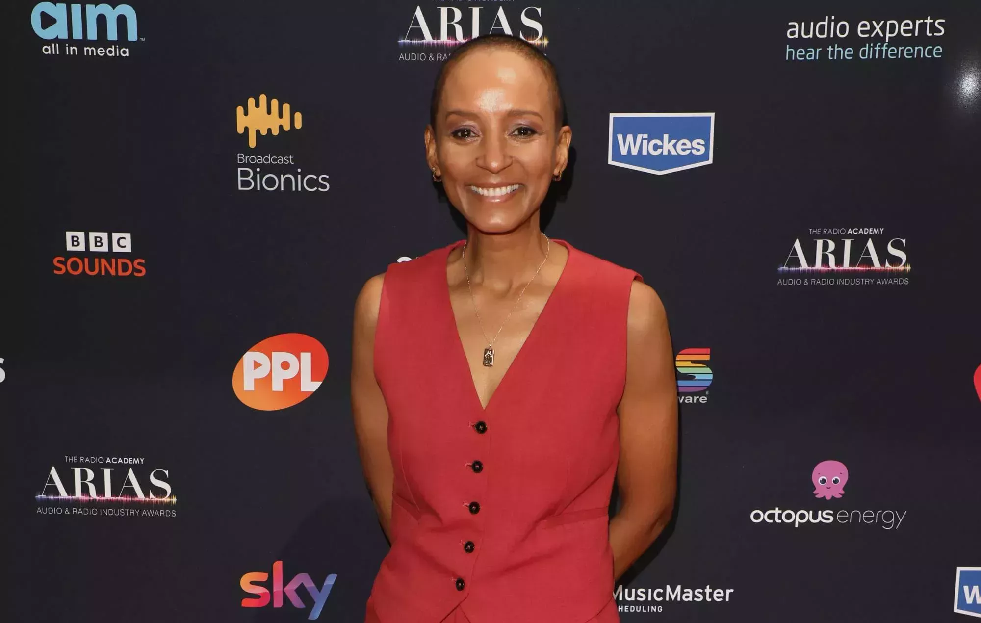 La DJ de la BBC Radio 1 Adele Roberts anuncia que está libre de cáncer