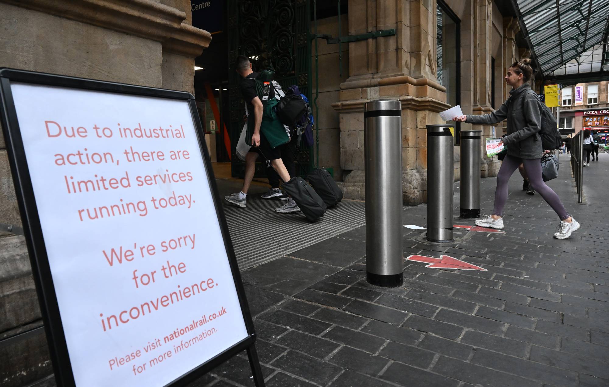 La mitad de los trenes de Glastonbury se suprimen por la huelga de ferrocarriles, lo que supone un riesgo para los aficionados a la música