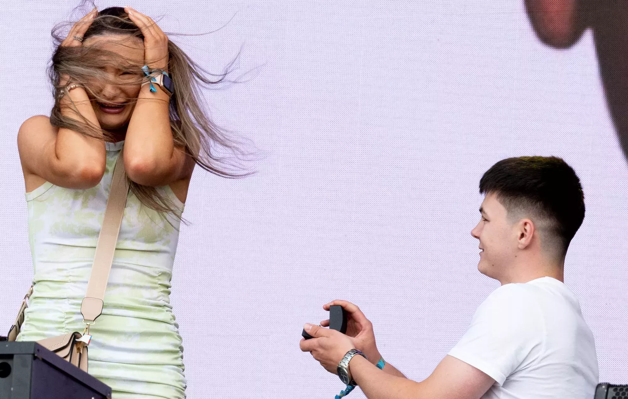 La pareja que se comprometió en el escenario del festival Parklife obtiene pases de por vida tras ser trolleada