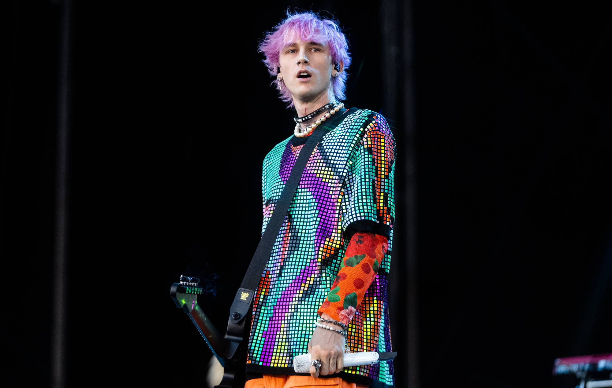 Machine Gun Kelly se rompe un cristal en la cara durante la fiesta posterior al concierto