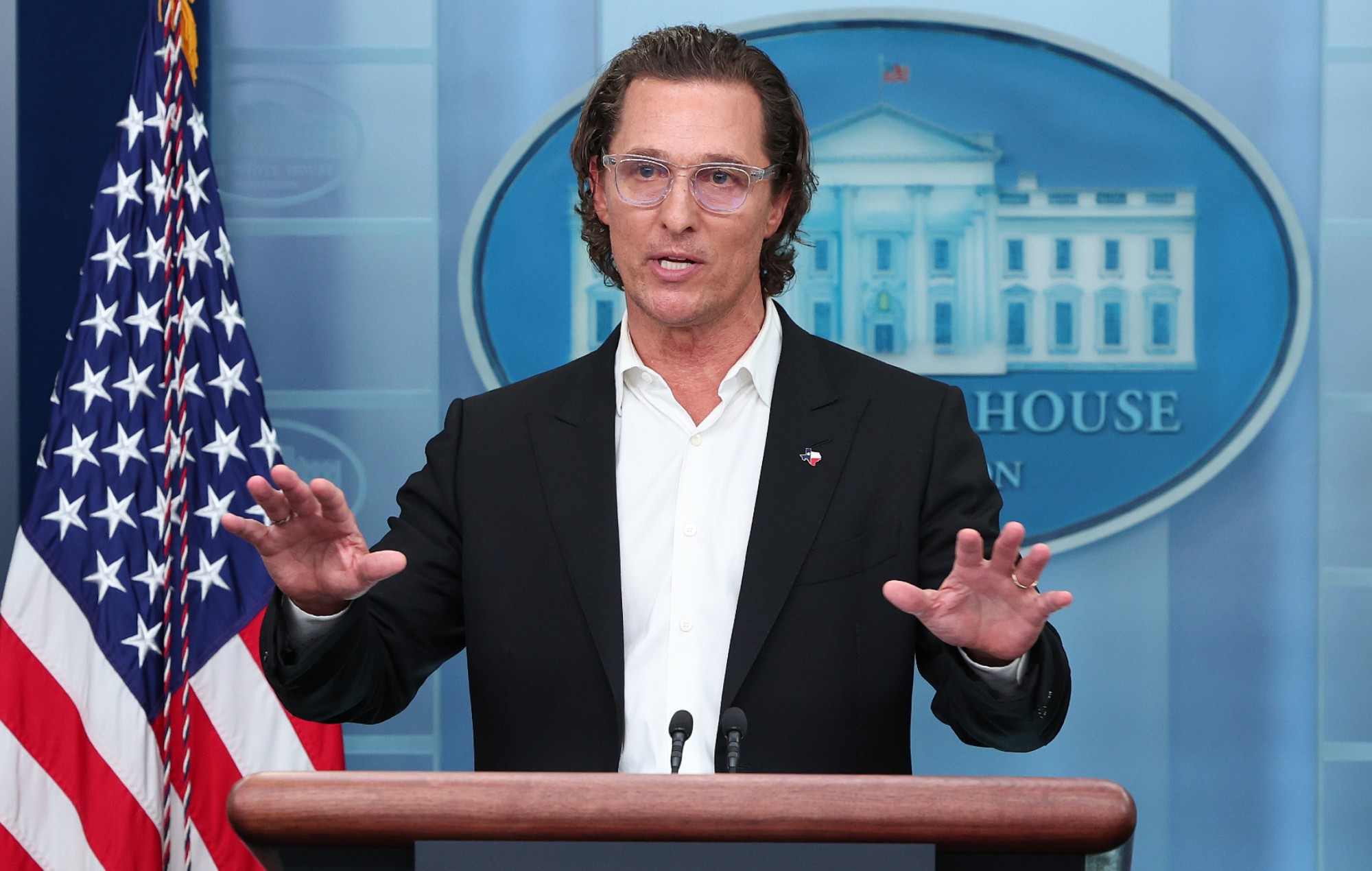 Matthew McConaughey pide una reforma de las armas en una emotiva sesión informativa en la Casa Blanca