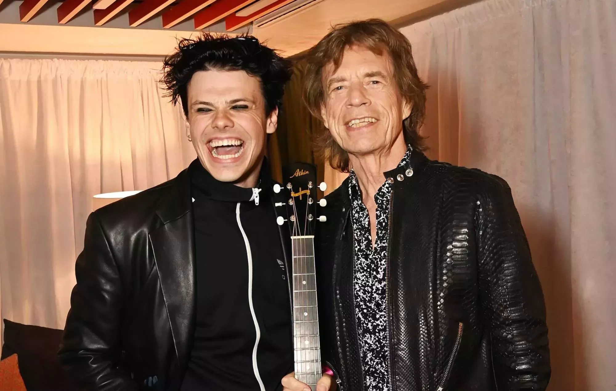 Mick Jagger regala a Yungblud una guitarra especial en el concierto de los Rolling Stones