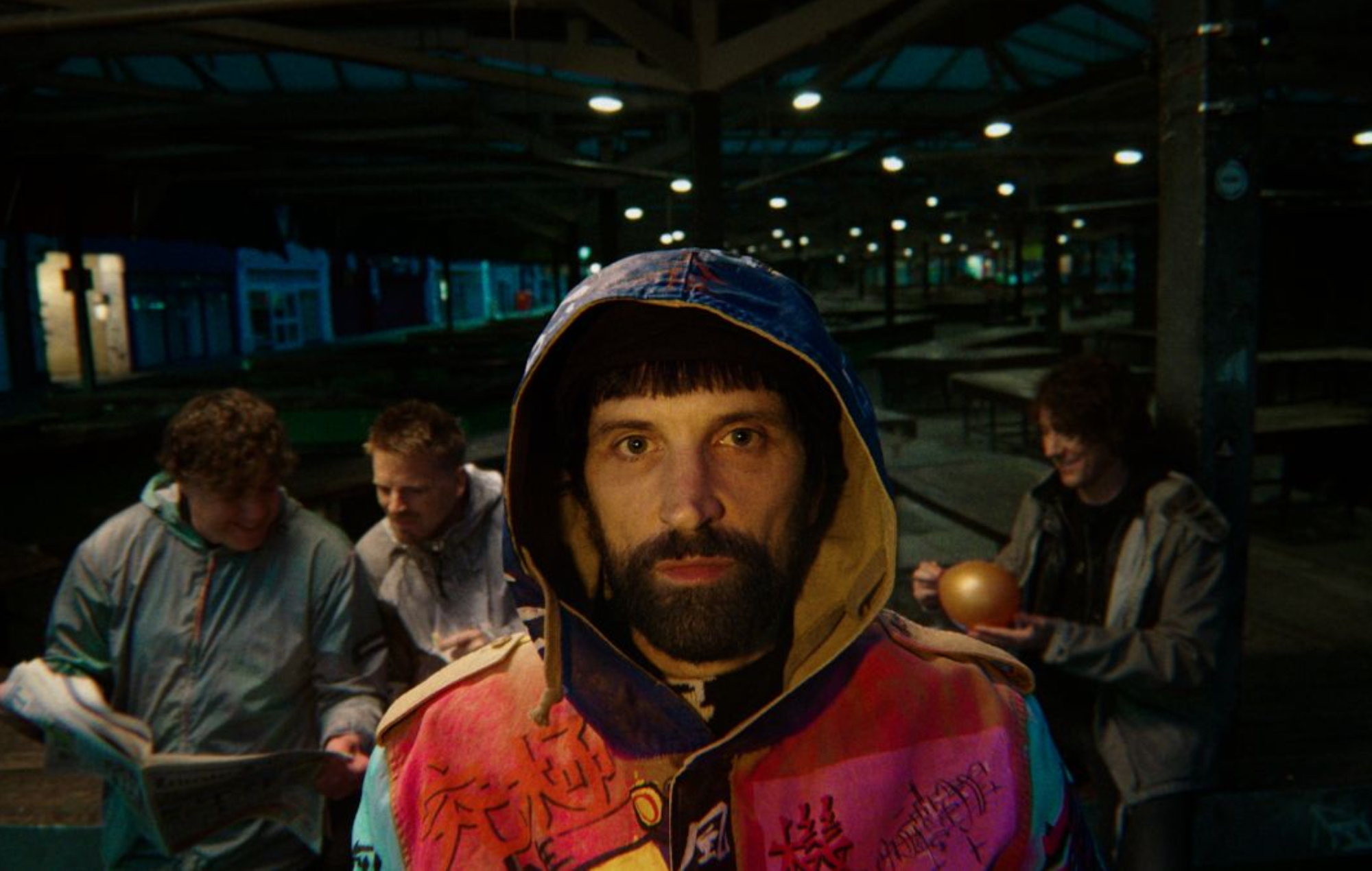 Mira a Kasabian dando un paseo nocturno en el vídeo de 'Chemicals'