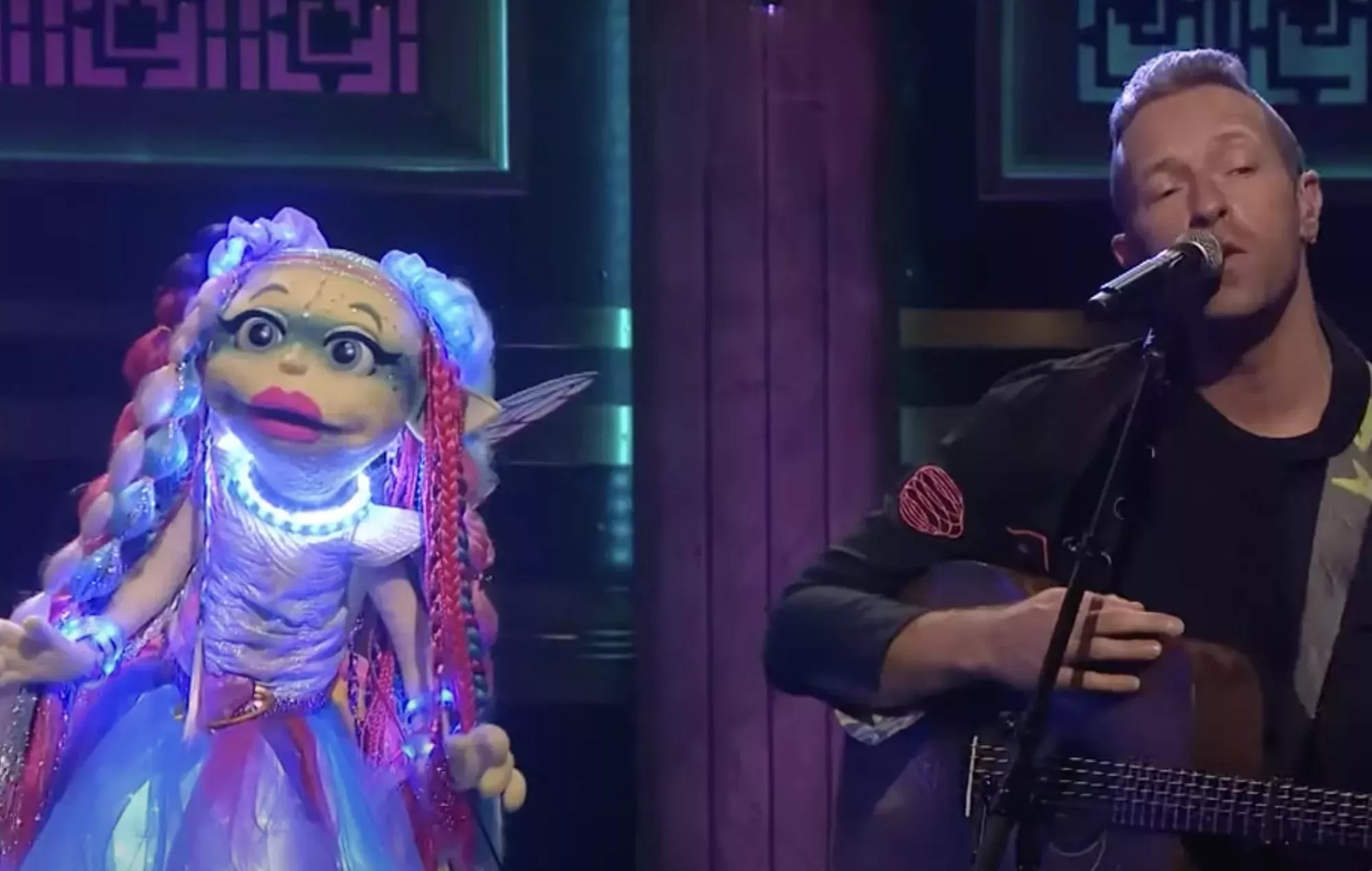 Mira cómo Chris Martin de Coldplay se une al grupo de marionetas The Weirdos para una actuación en televisión