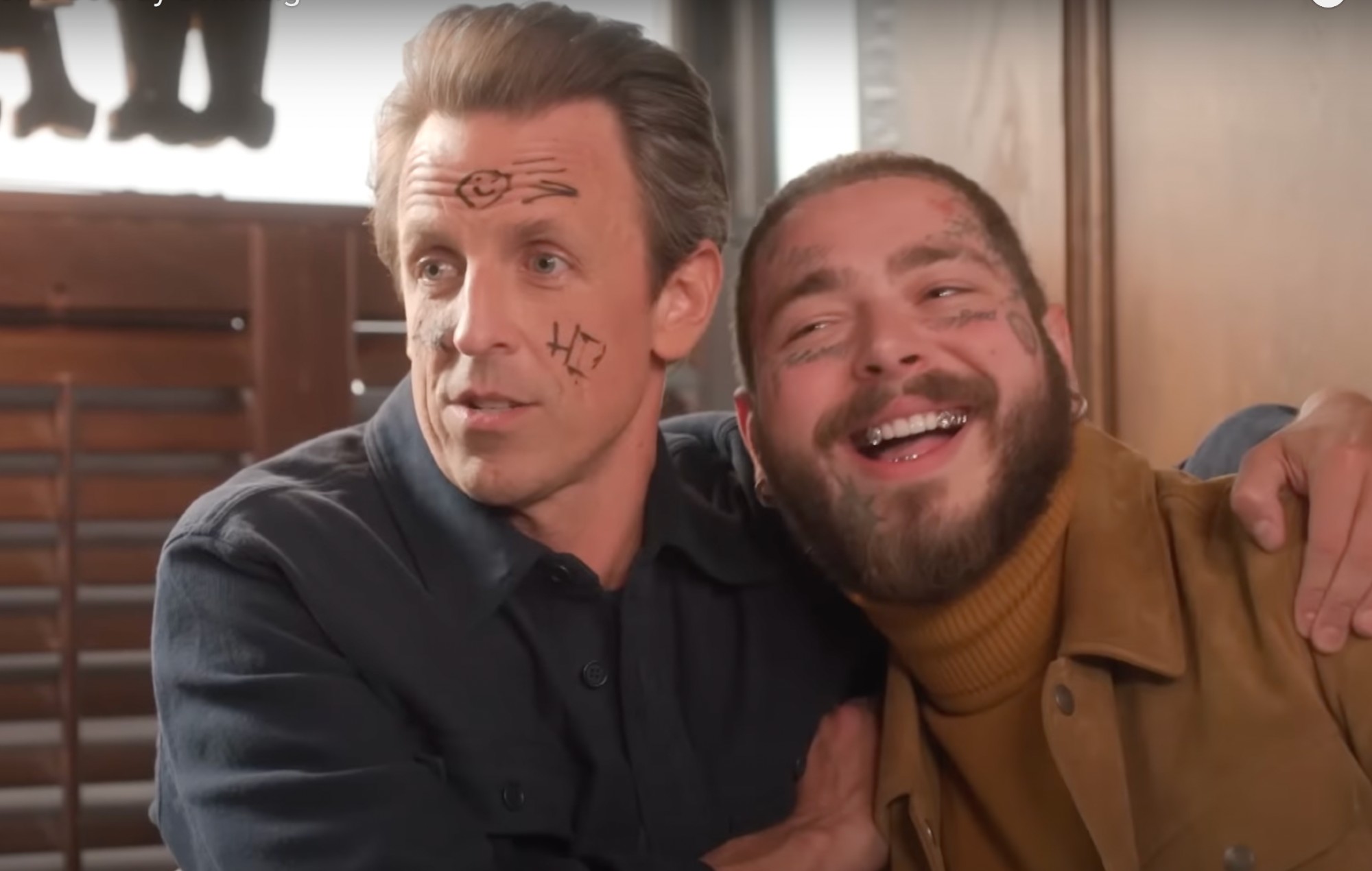 Mira cómo Post Malone se va de copas con Seth Meyers