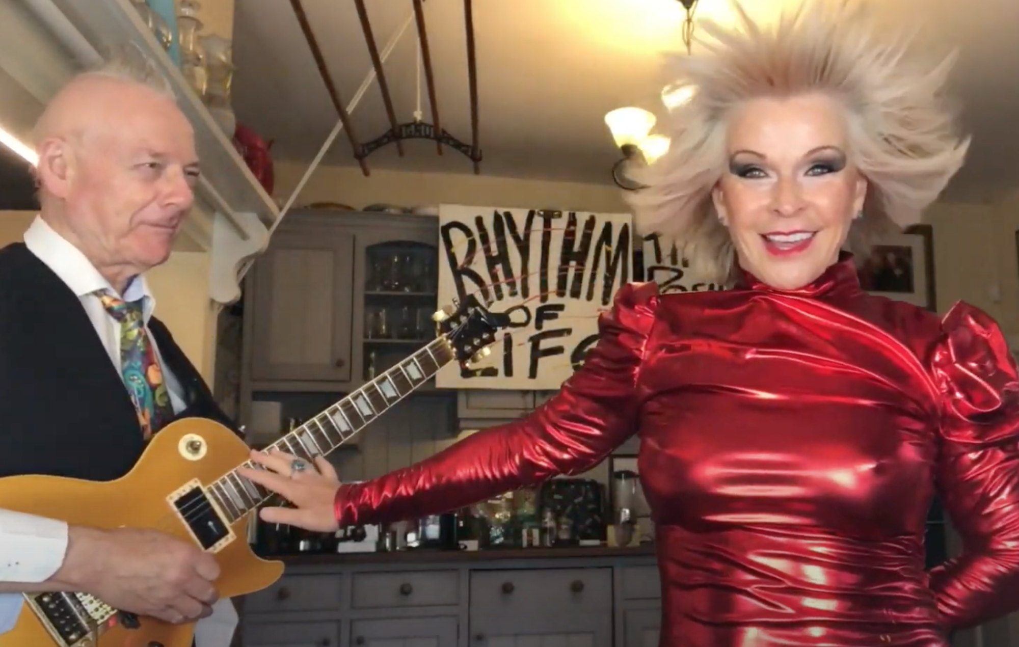 Mira cómo Toyah Willcox y Robert Fripp versionan 'Slave To The Rhythm' de Grace Jones