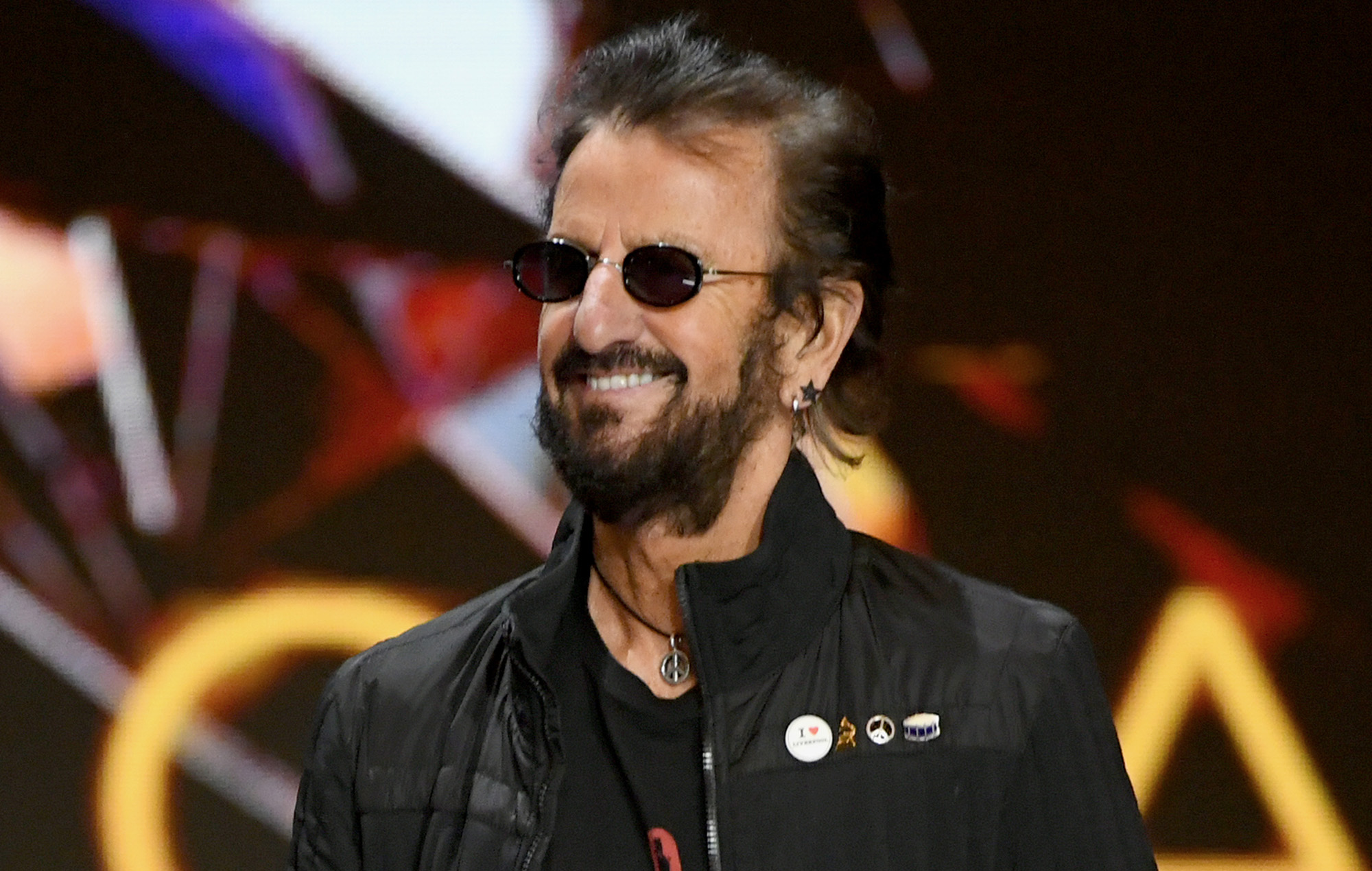 Ringo Starr comparte consejos para tocar la batería al aceptar el título honorífico: "Sólo golpeo a los bichos"