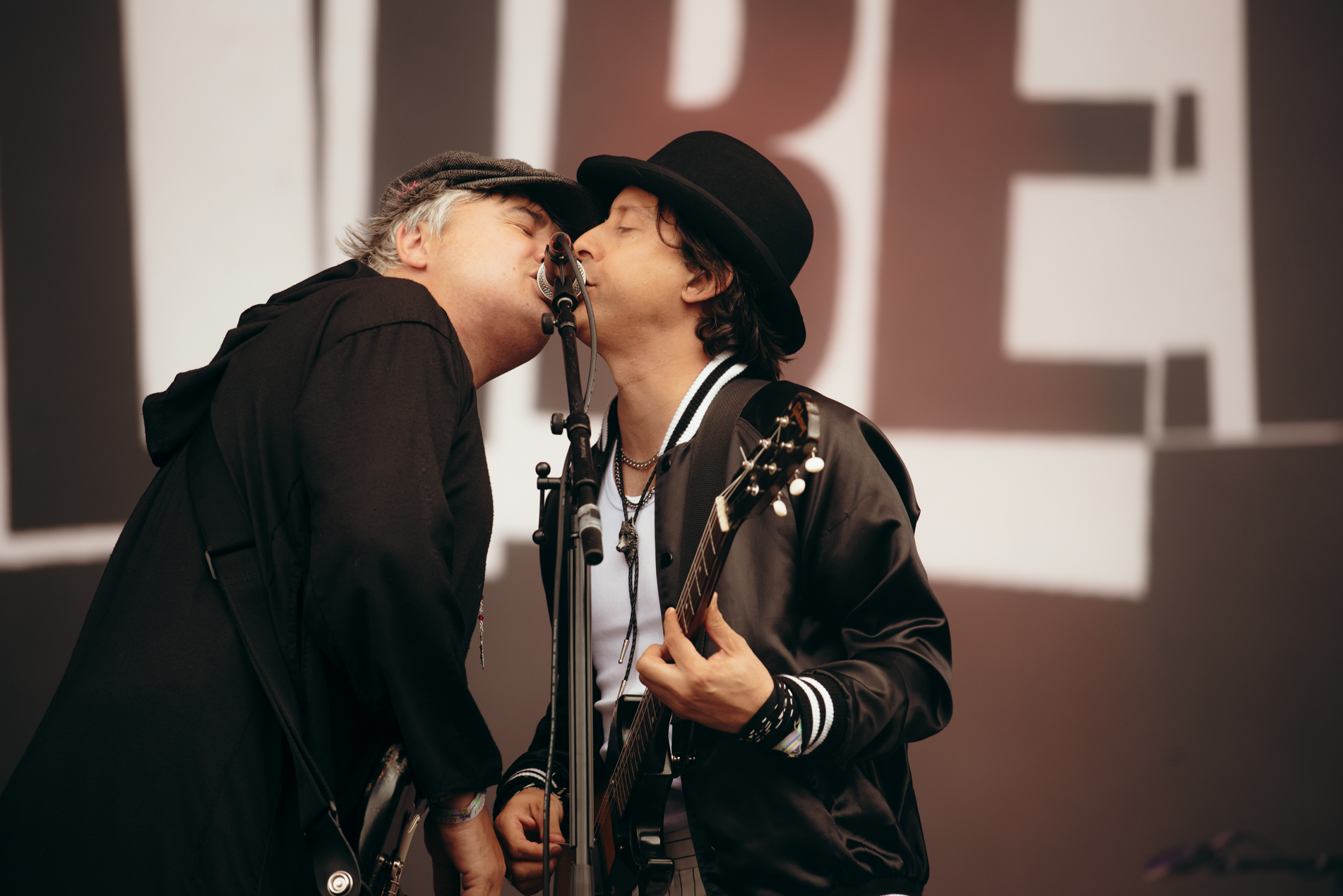 The Libertines rinde homenaje a Ucrania y da el pistoletazo de salida a Glastonbury 2022