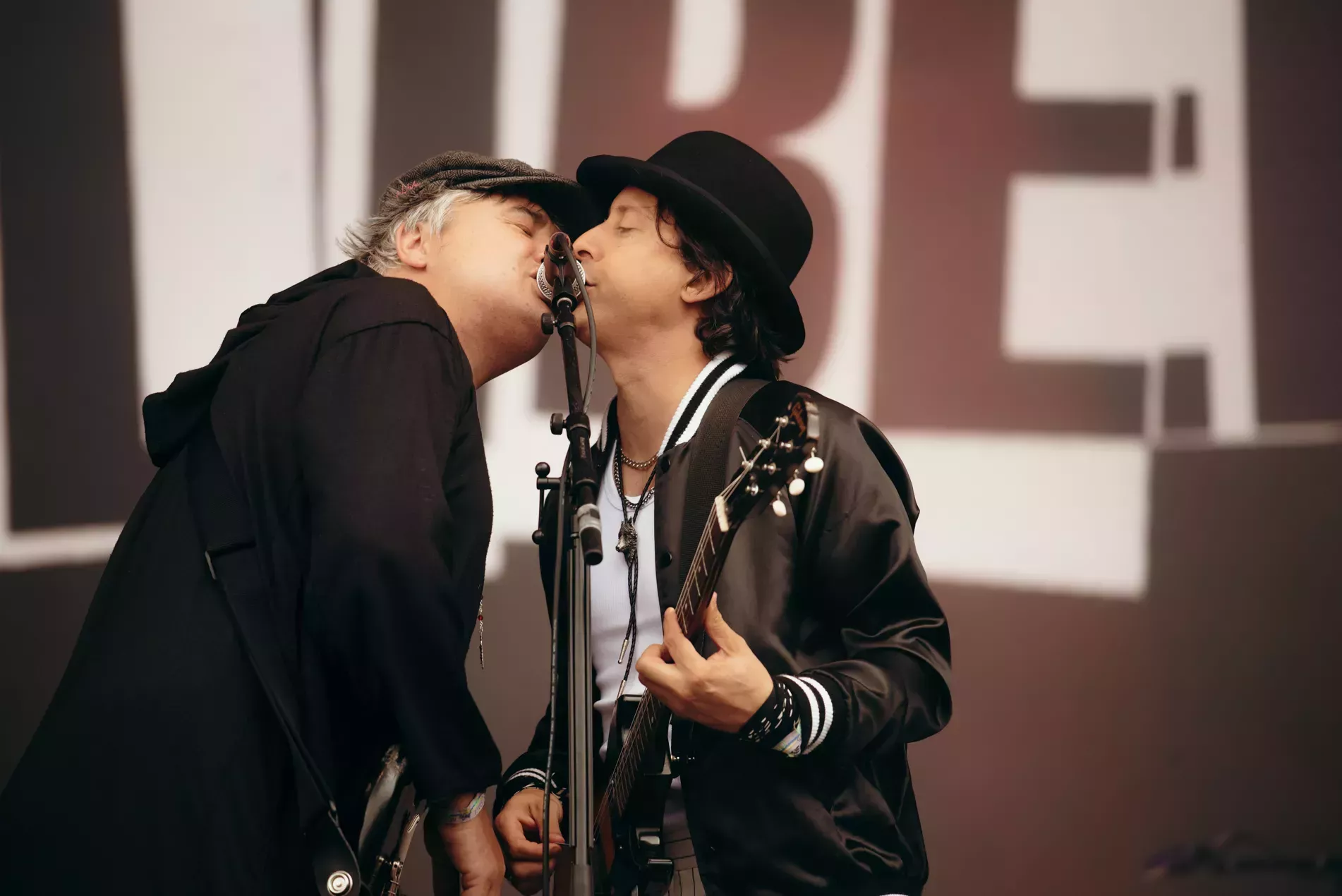 The Libertines rinde homenaje a Ucrania y da el pistoletazo de salida a Glastonbury 2022