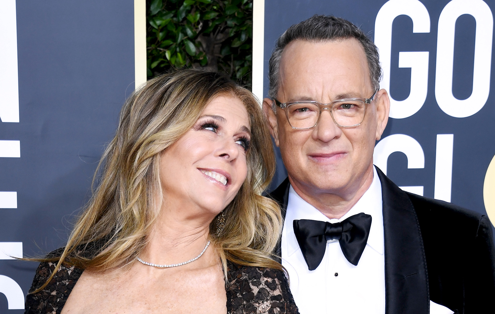 Tom Hanks dice a sus fans que "se aparten" tras ponerle la zancadilla a su mujer Rita Wilson