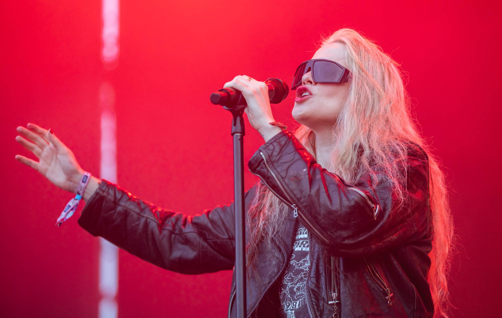 Vea cómo Sky Ferreira estrena su nueva canción "Innocent Kind" en su primer concierto en tres años