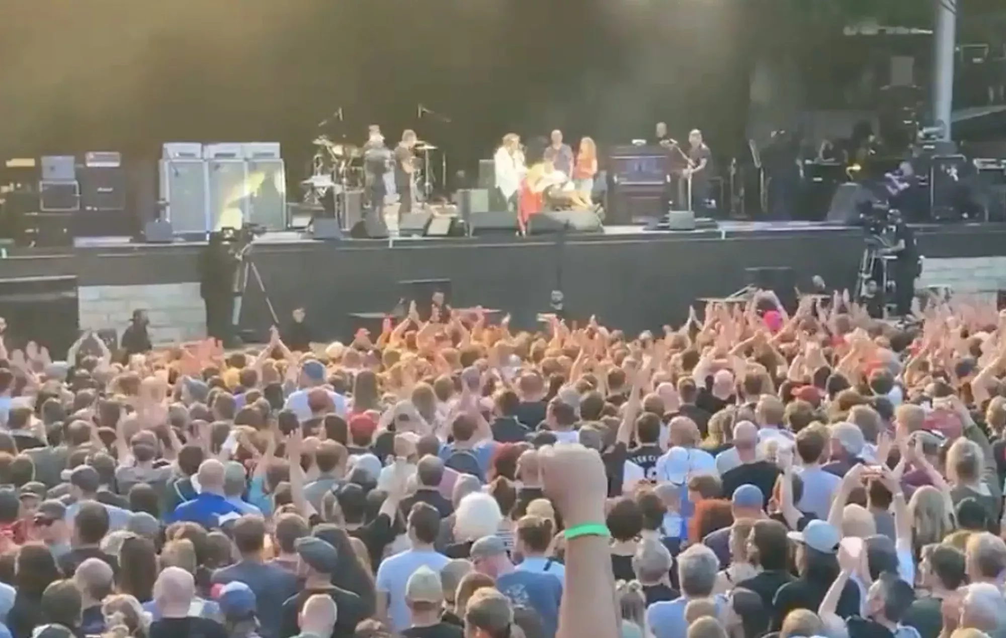 Vea cómo un fan de Pearl Jam con una enfermedad terminal se une a la banda en el escenario